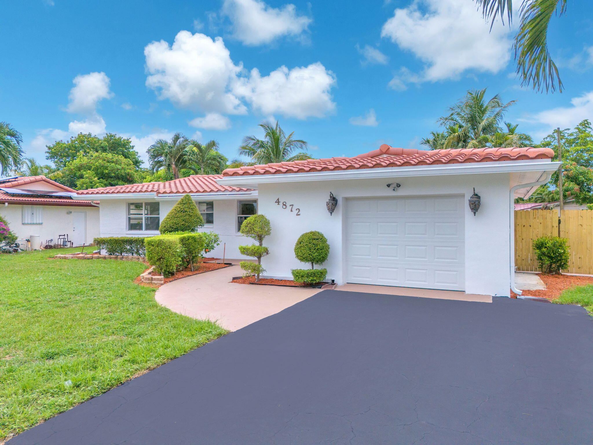 Foto de propiedad en 4872 NW 6TH Court, Plantation, FL 33317 Plantation con MLS# 