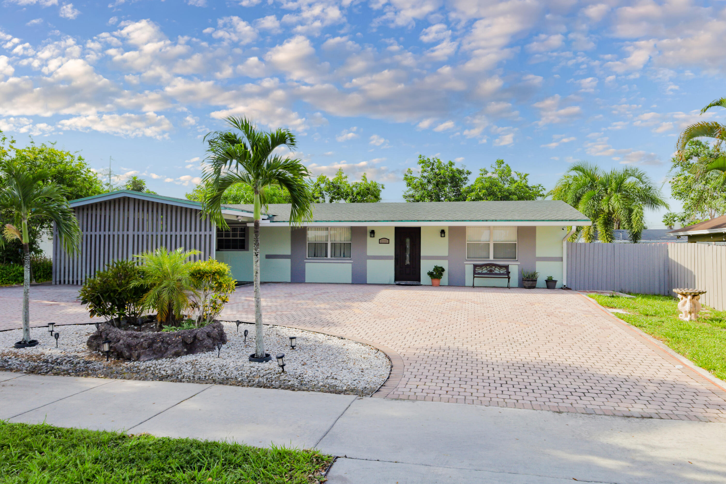 En Venta 3335 10th Avenue N, Palm Springs, FL 33461, Palm Springs, FL 33461