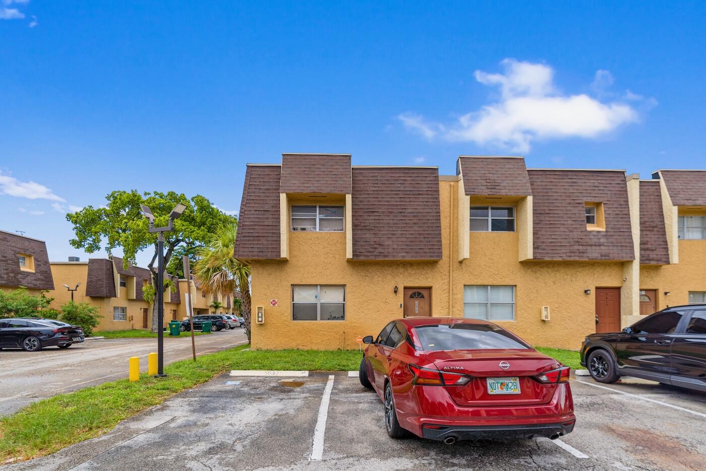 Foto de propiedad en 5655 BLUEBERRY Court 1, Lauderhill, FL 33313 Lauderhill con MLS# 