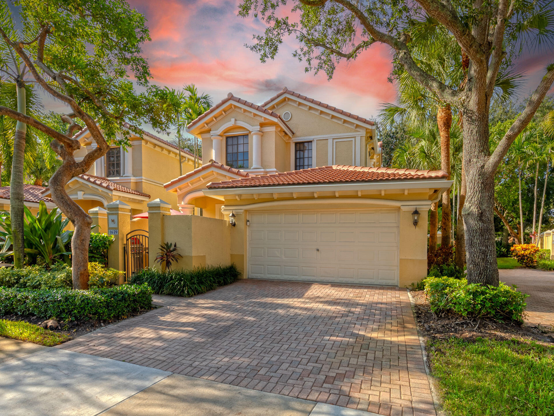 Foto de propiedad en 1639 PASSION VINE Circle 16-4, Weston, FL 33326 Weston con MLS# 