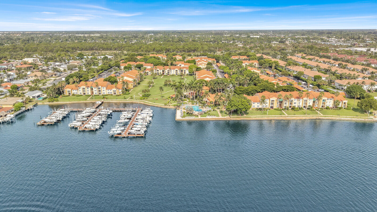 Foto de propiedad en 110 Yacht Club Way 105, Hypoluxo, FL 33462 Hypoluxo con MLS# 