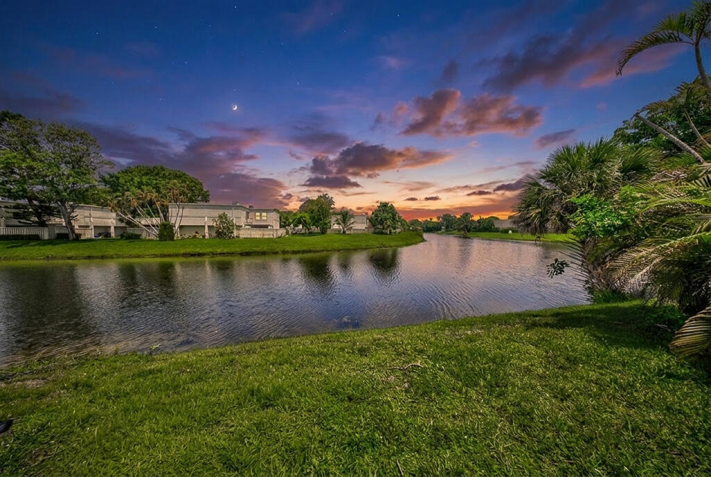 Foto de propiedad en 12037 Basin Street N, Wellington, FL 33414 Wellington con MLS# 