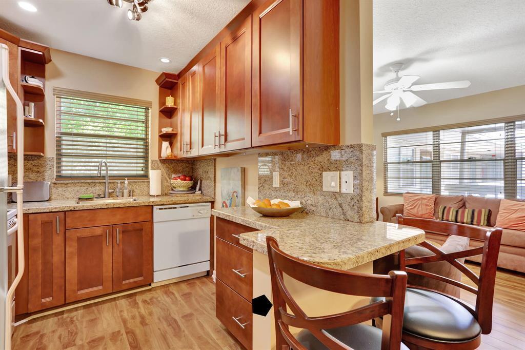 Foto de propiedad en 237 Farnham J, Deerfield Beach, FL 33442 Deerfield Beach con MLS# 