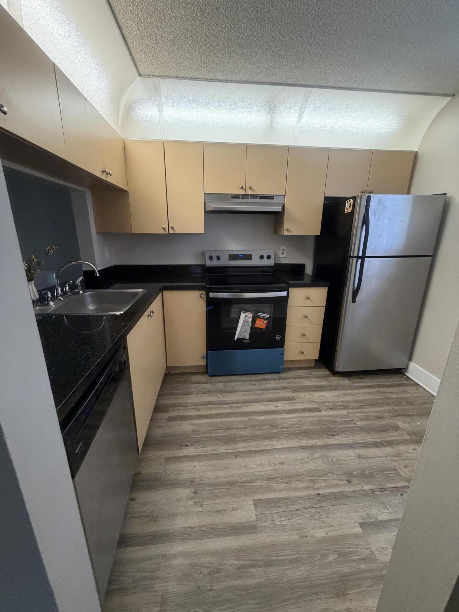 Foto de propiedad en 729 NW 103RD Terrace 201, Pembroke Pines, FL 33026 Pembroke Pines con MLS# 