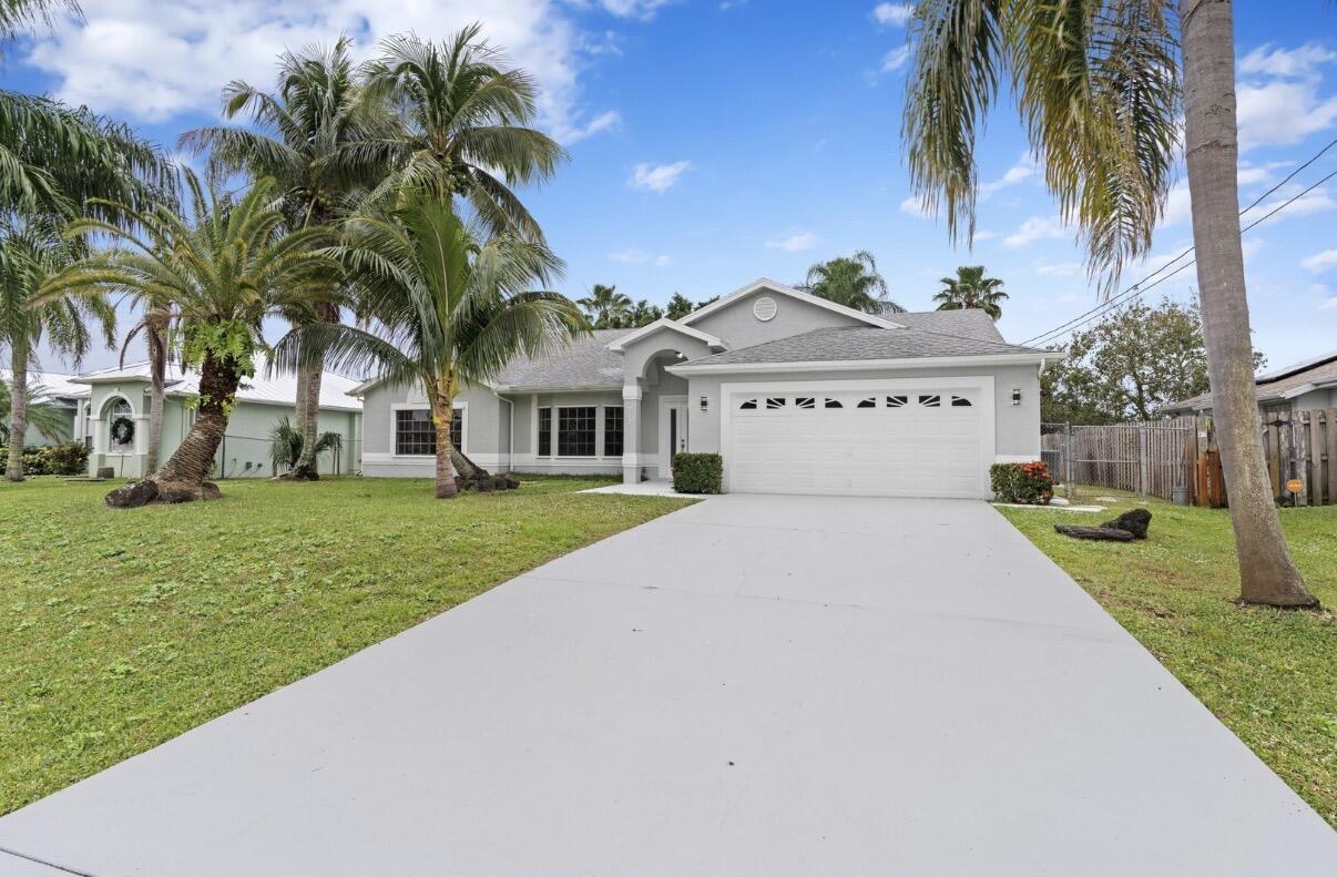 Foto de propiedad en 272 SW Carter Avenue, Port St. Lucie, FL 34983 Port St. Lucie con MLS# 