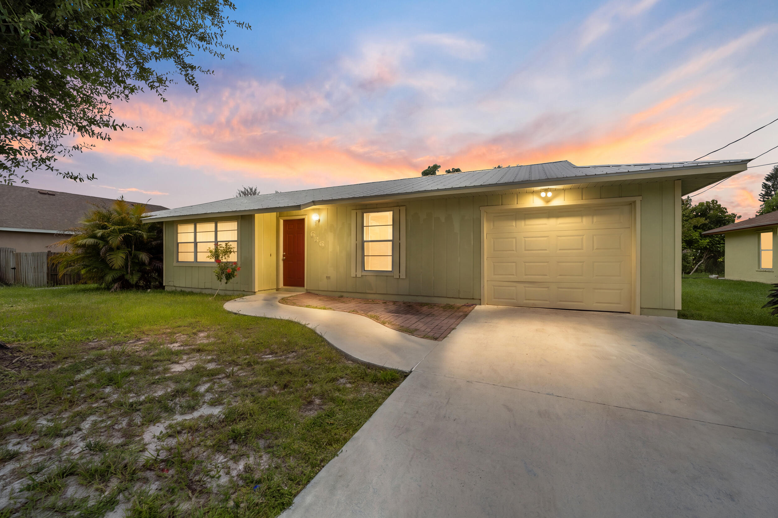 Foto de propiedad en 636 SW EYERLY Avenue, Port St. Lucie, FL 34983 Port St. Lucie con MLS# 