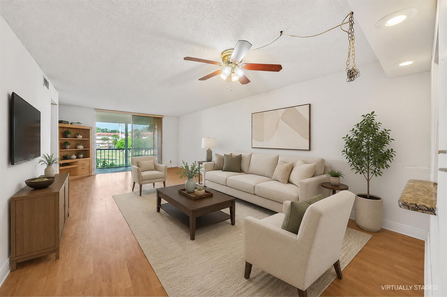 Foto de propiedad en 8980 S HOLLYBROOK Boulevard 204, Pembroke Pines, FL 33025 Pembroke Pines con MLS# 