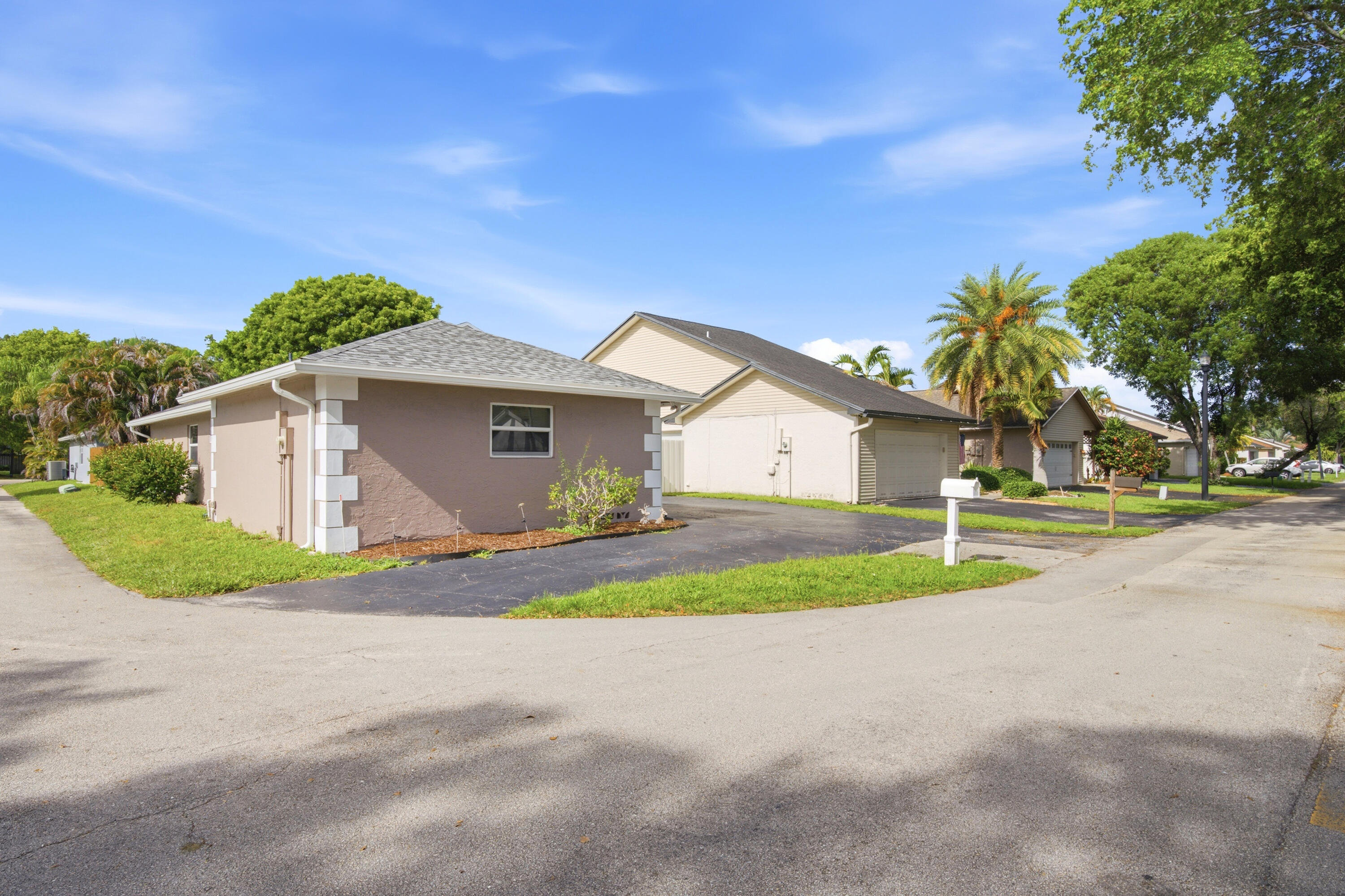 Foto de propiedad en 8300 SW 41ST Street, Davie, FL 33328 Davie con MLS# 