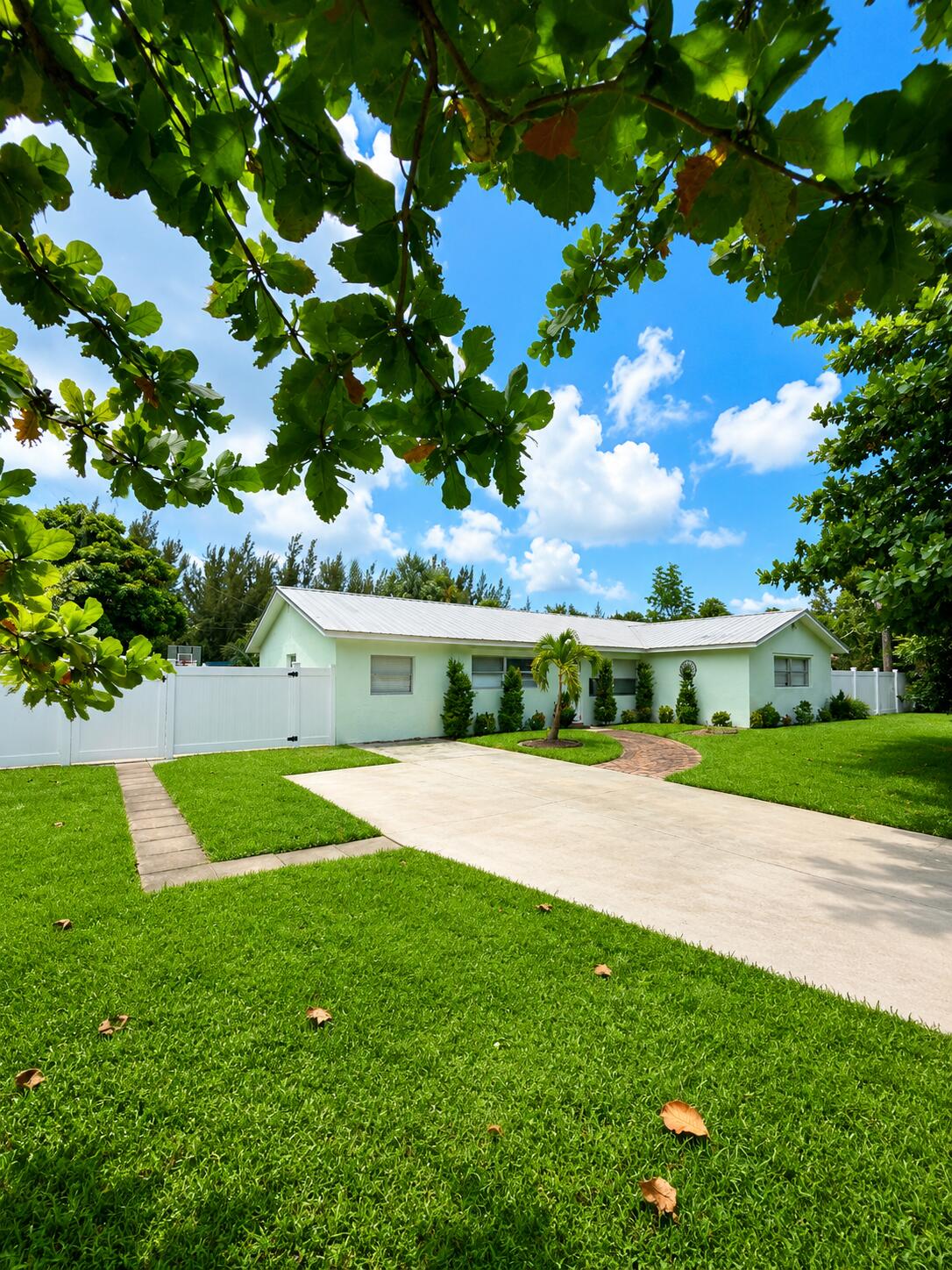 Foto de propiedad en 6739 Patricia Drive, West Palm Beach, FL 33413 West Palm Beach con MLS# 