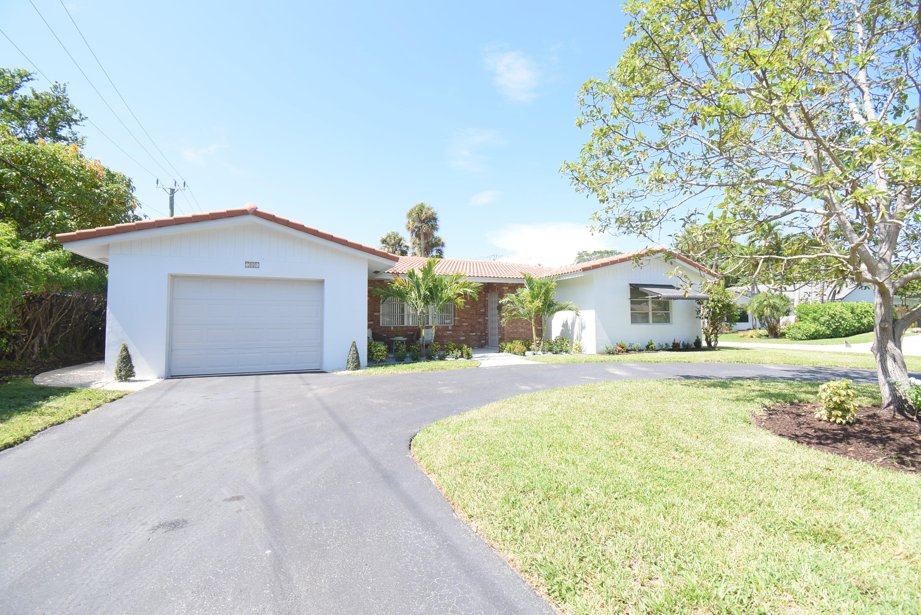 Foto de propiedad en 701 NW 6TH Drive, Boca Raton, FL 33486 Boca Raton con MLS# 