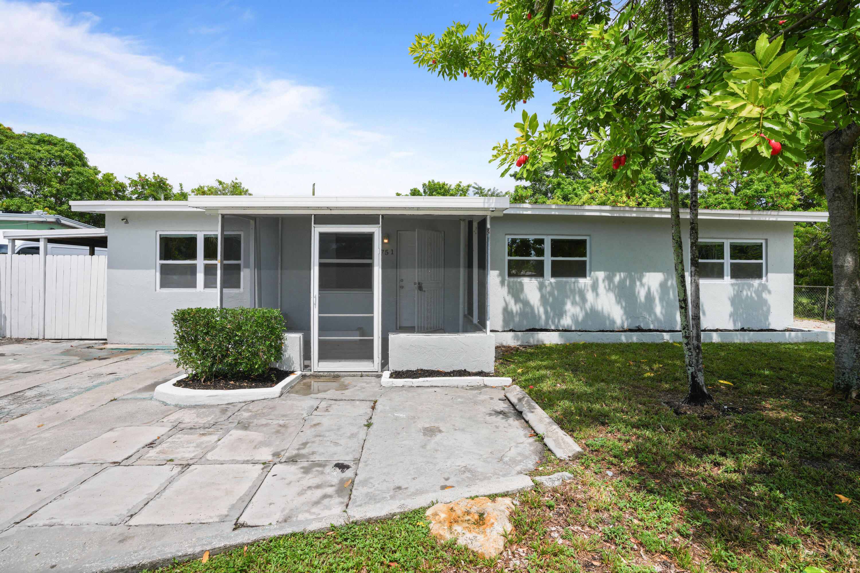 Foto de propiedad en 1751 LAUDERDALE MANOR Drive, Fort Lauderdale, FL 33311 Fort Lauderdale con MLS# 