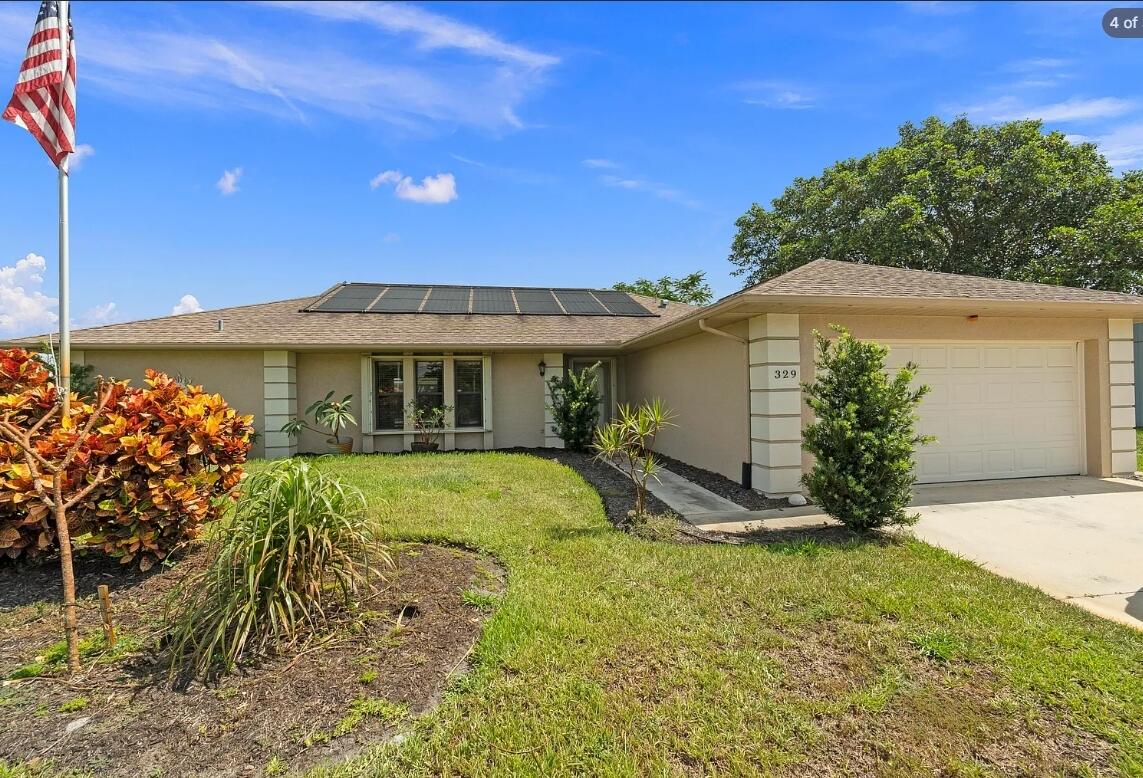 Foto de propiedad en 329 SE OAKRIDGE Drive, Port St. Lucie, FL 34984 Port St. Lucie con MLS# 