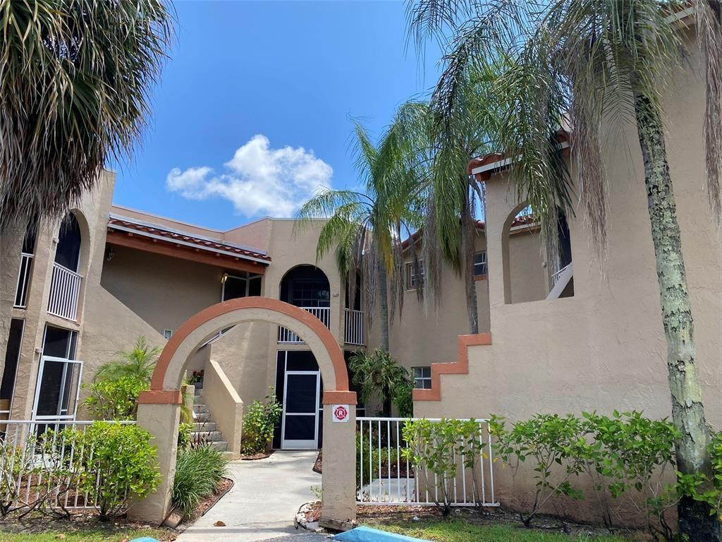 Foto de propiedad en 8734 SW 3 Street 107, Pembroke Pines, FL 33025 Pembroke Pines con MLS# 