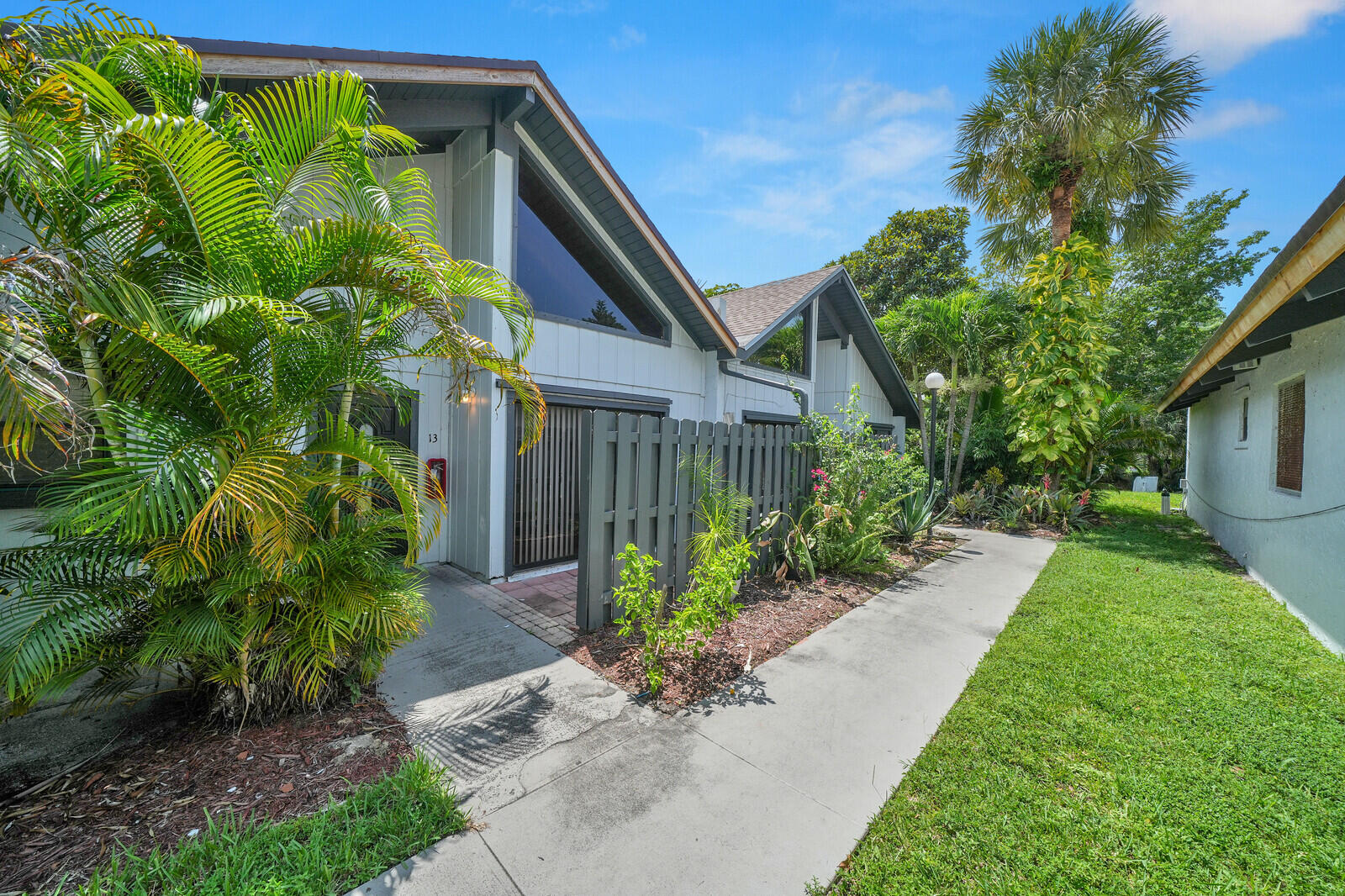 Foto de propiedad en 100 Sparrow Drive 13, Royal Palm Beach, FL 33411 Royal Palm Beach con MLS# 