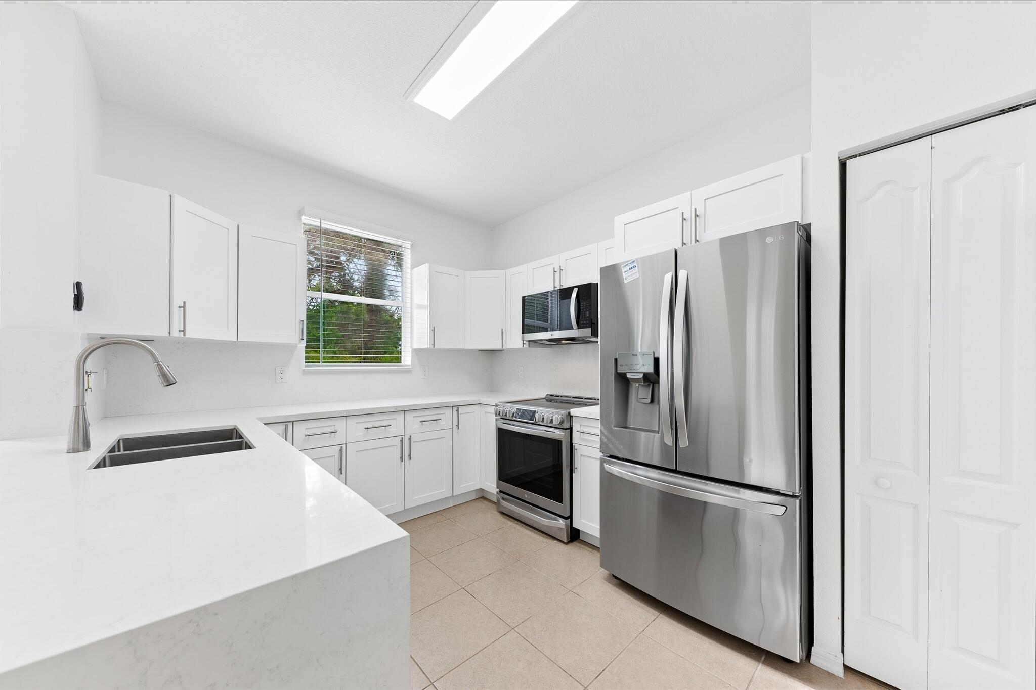 Foto de propiedad en 402 SEMINOLE PALMS Drive 402, Greenacres, FL 33463 Greenacres con MLS# 