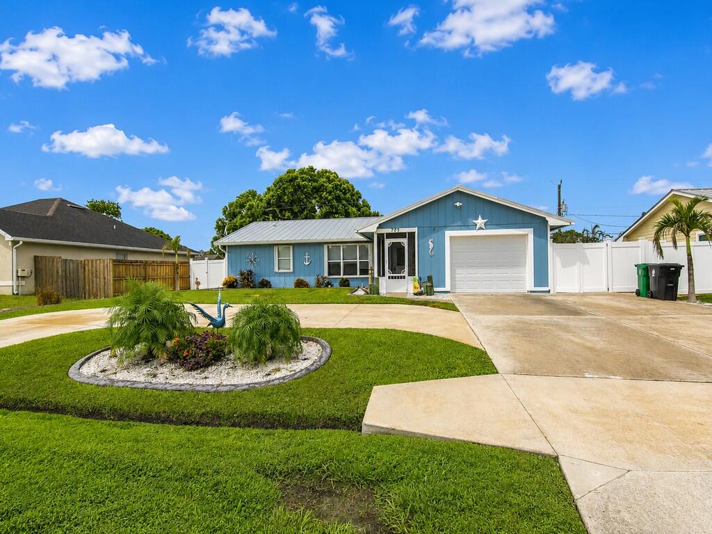 Foto de propiedad en 261 SE Wallace Terrace, Port St. Lucie, FL 34983 Port St. Lucie con MLS# 