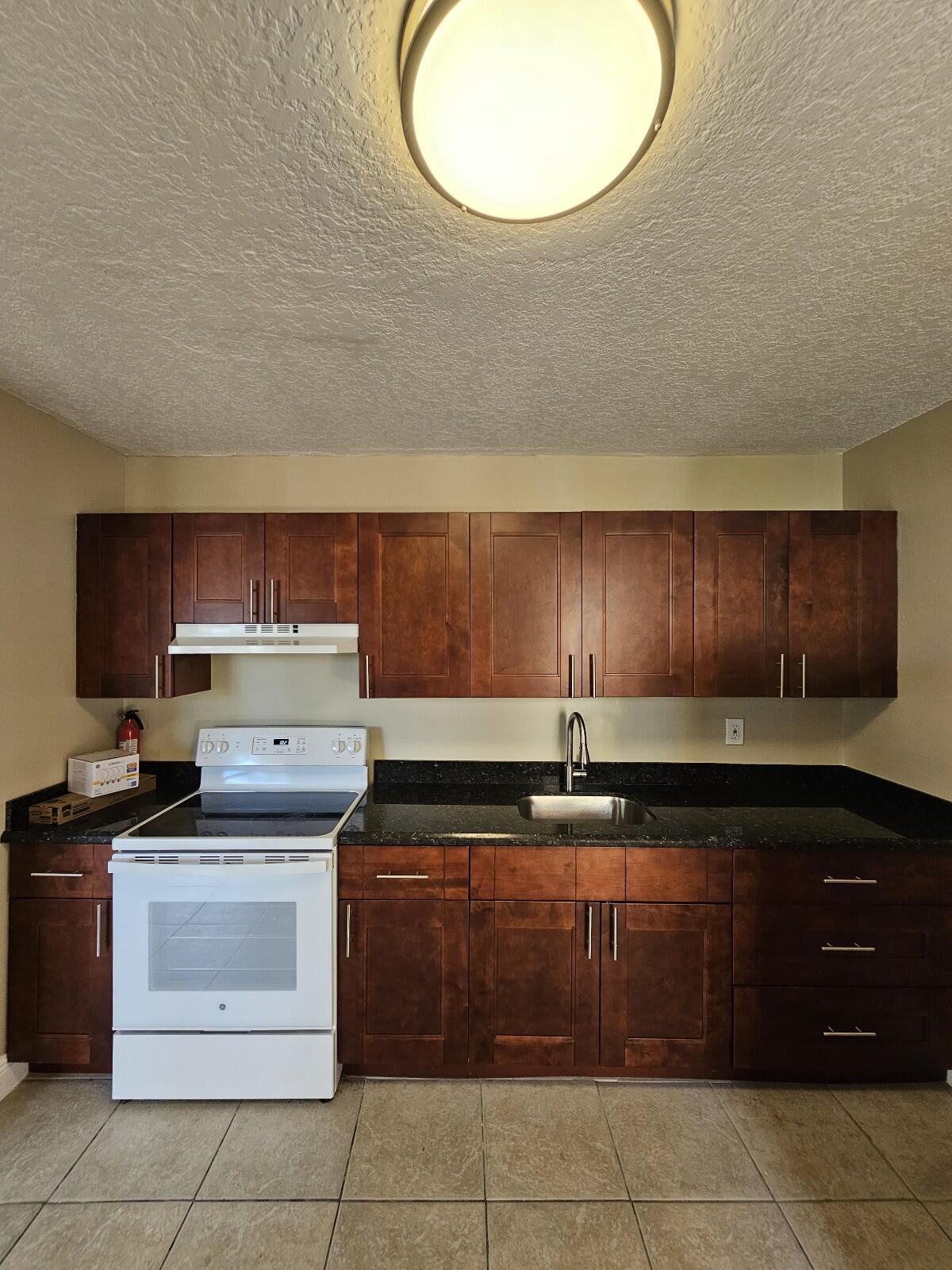 Foto de propiedad en 1200 W Blue Heron Boulevard 5, Riviera Beach, FL 33404 Riviera Beach con MLS# 