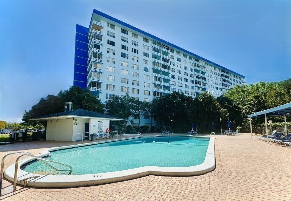 Foto de propiedad en 4001 HILLCREST Drive 705, Hollywood, FL 33021 Hollywood con MLS#