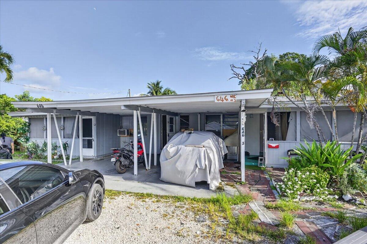Foto de propiedad en 646 NE 38th Street, Oakland Park, FL 33334 Oakland Park con MLS# 