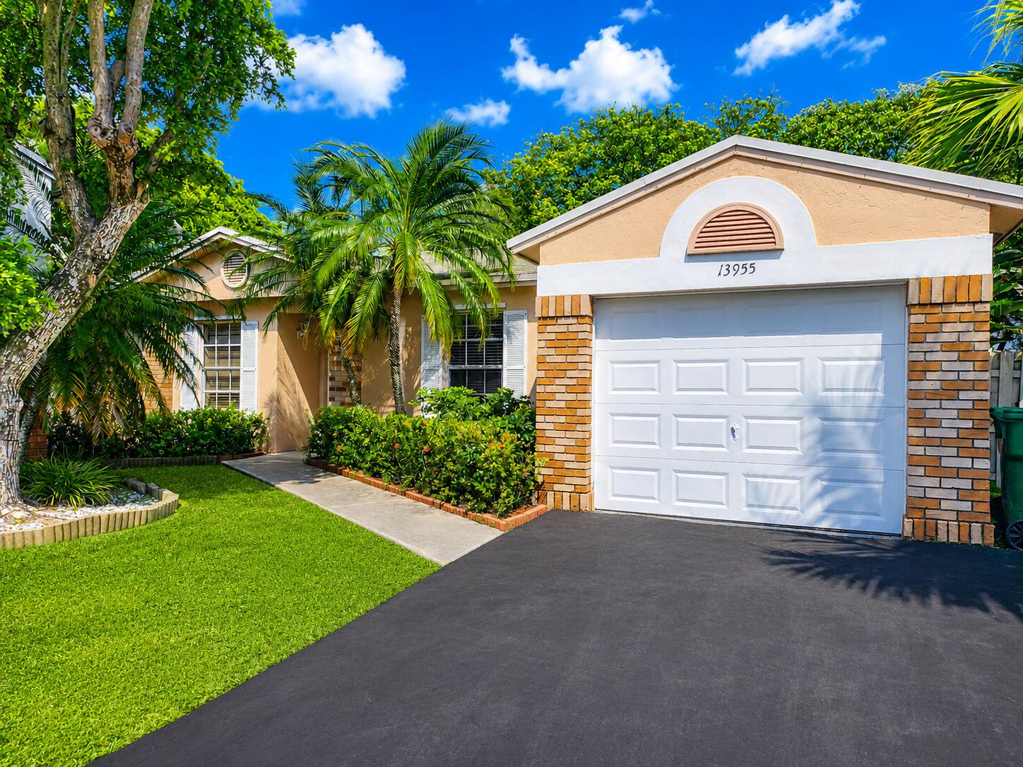 Foto de propiedad en 13955 Langley Place, Davie, FL 33325 Davie con MLS# 