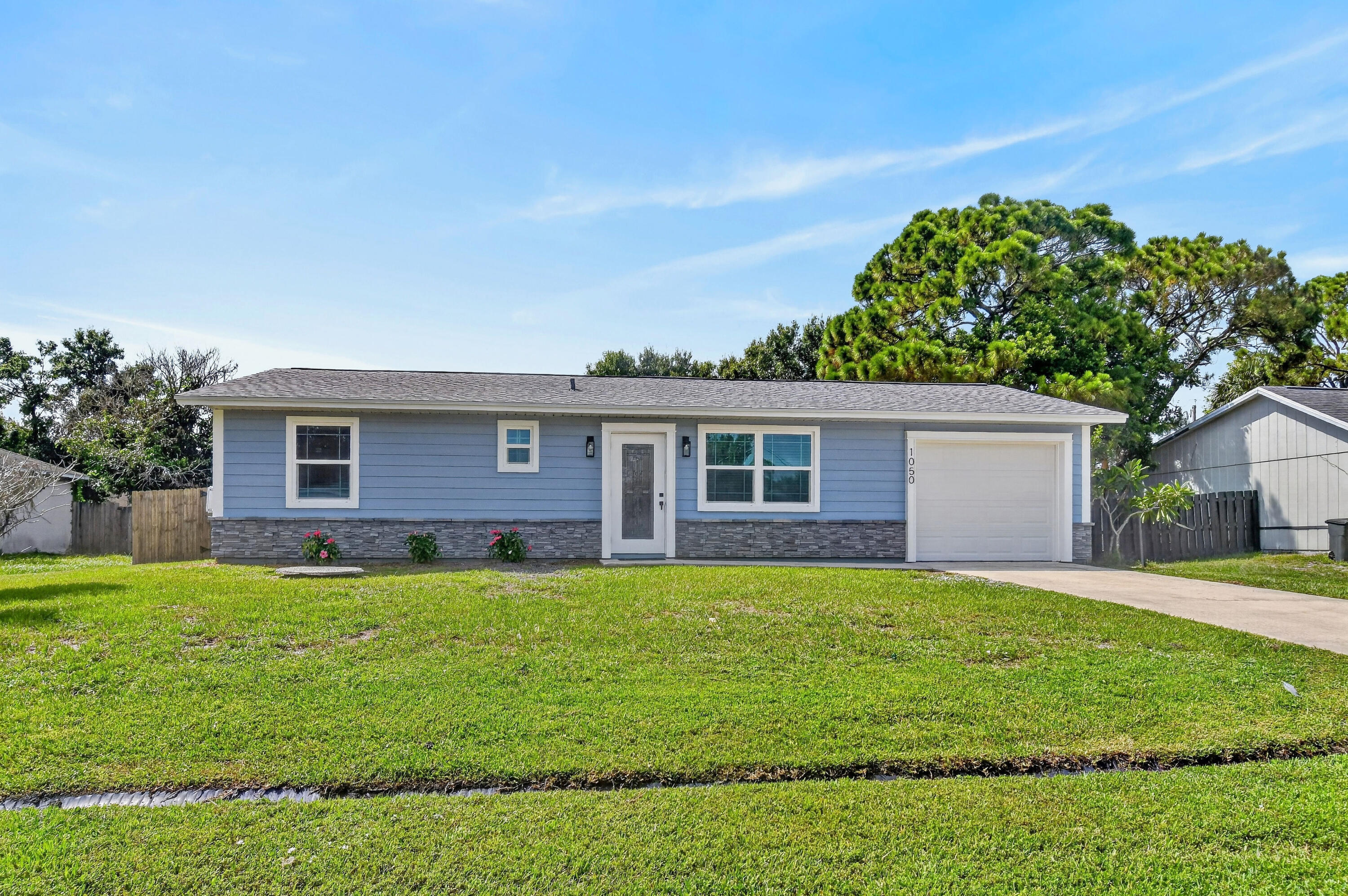 Foto de propiedad en 1050 SW COLORADO Avenue, Port St. Lucie, FL 34953 Port St. Lucie con MLS# 