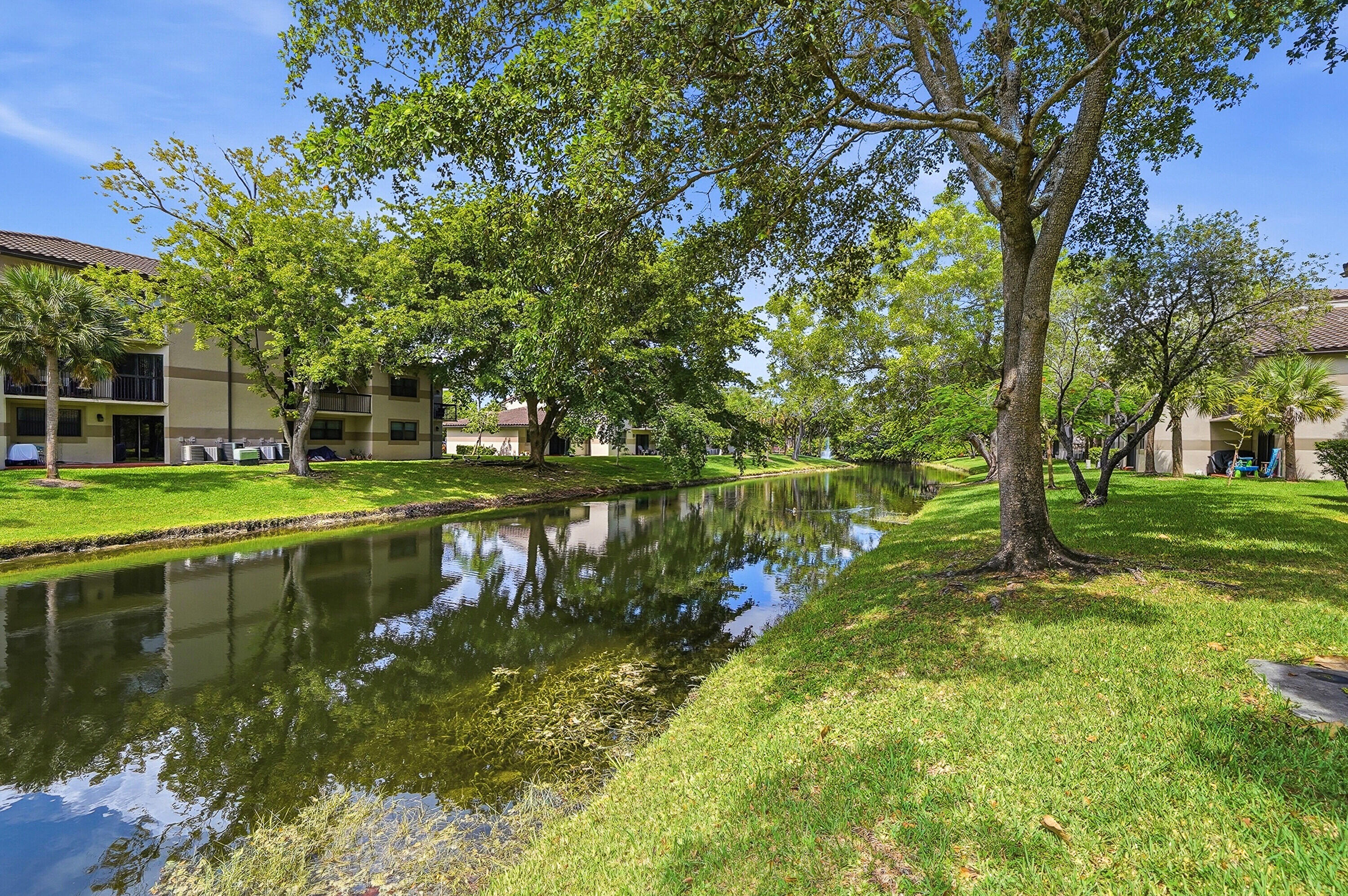 Foto de propiedad en 9938 NOB HILL Lane 9938, Sunrise, FL 33351 Sunrise con MLS# 