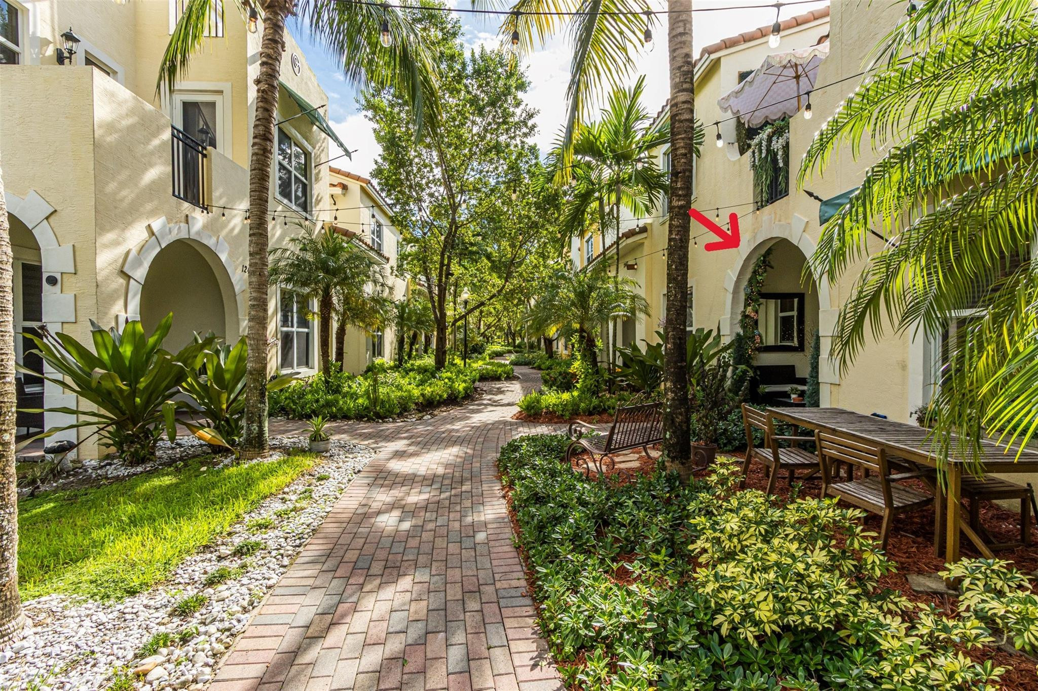 Foto de propiedad en 12467 NW 17th Court, Pembroke Pines, FL 33028 Pembroke Pines con MLS# 