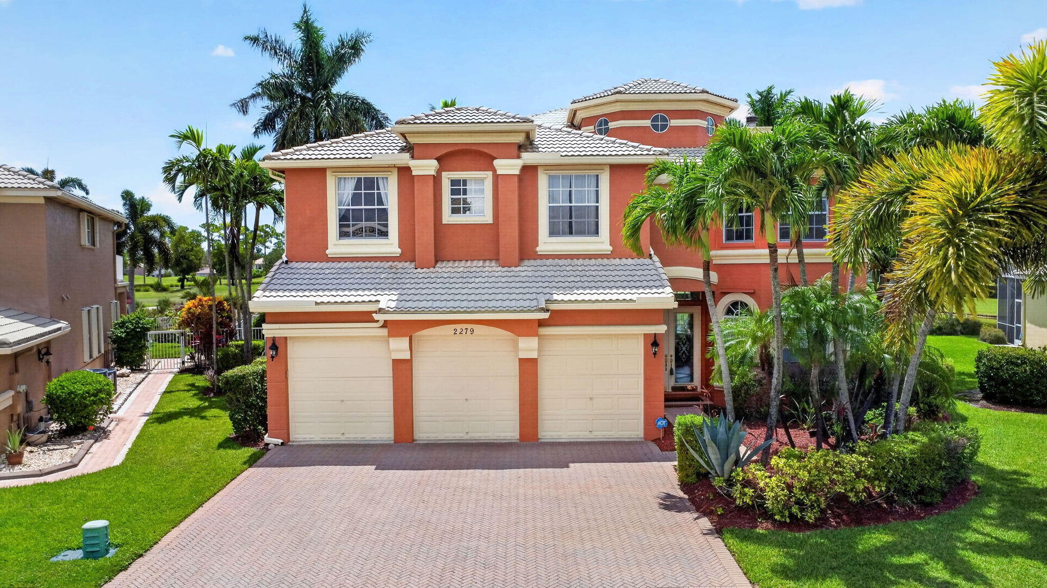 Foto de propiedad en 2279 Ridgewood Circle, Royal Palm Beach, FL 33411 Royal Palm Beach con MLS# 