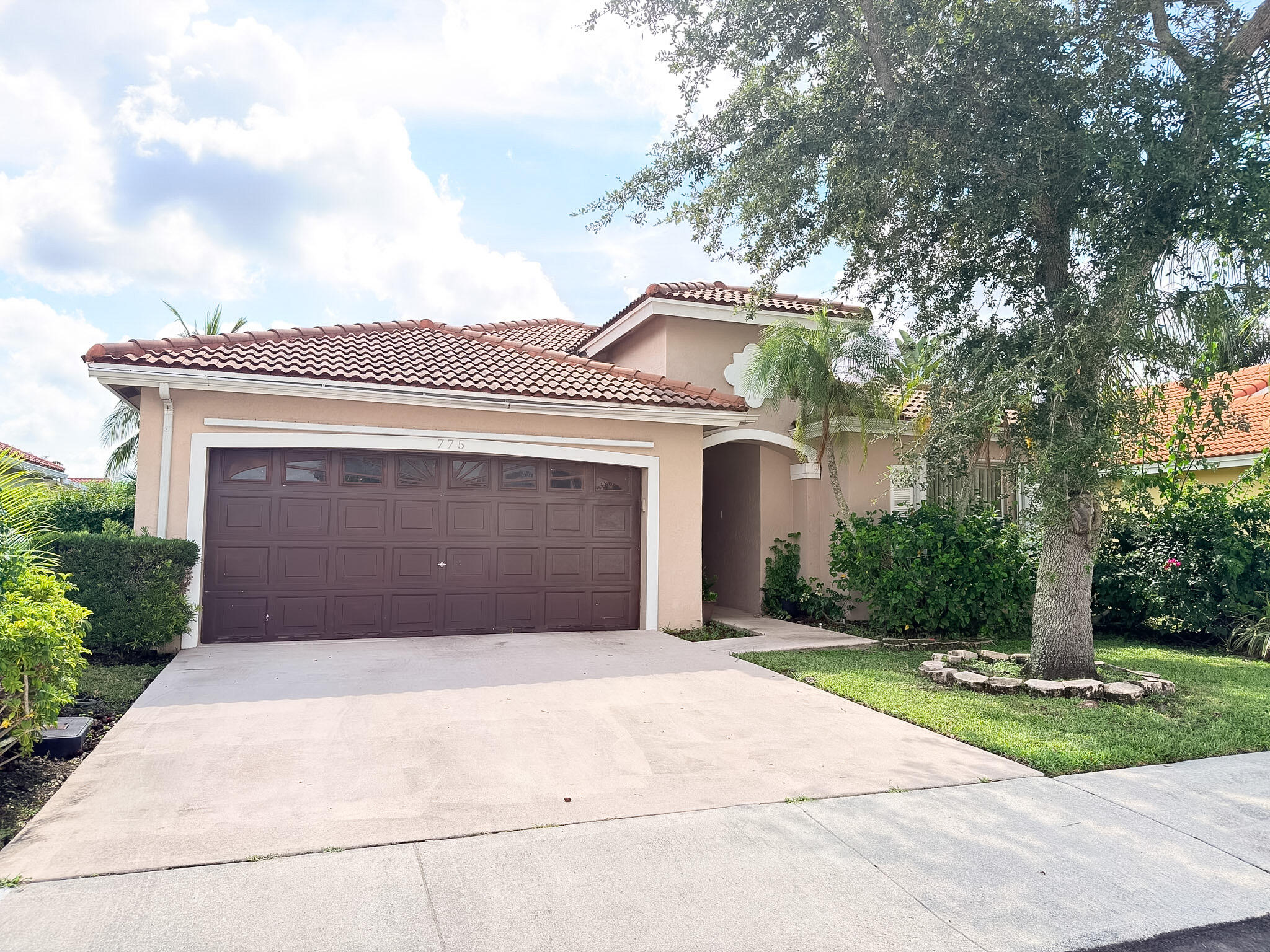 Foto de propiedad en 775 NW 165th Avenue, Pembroke Pines, FL 33028 Pembroke Pines con MLS# 