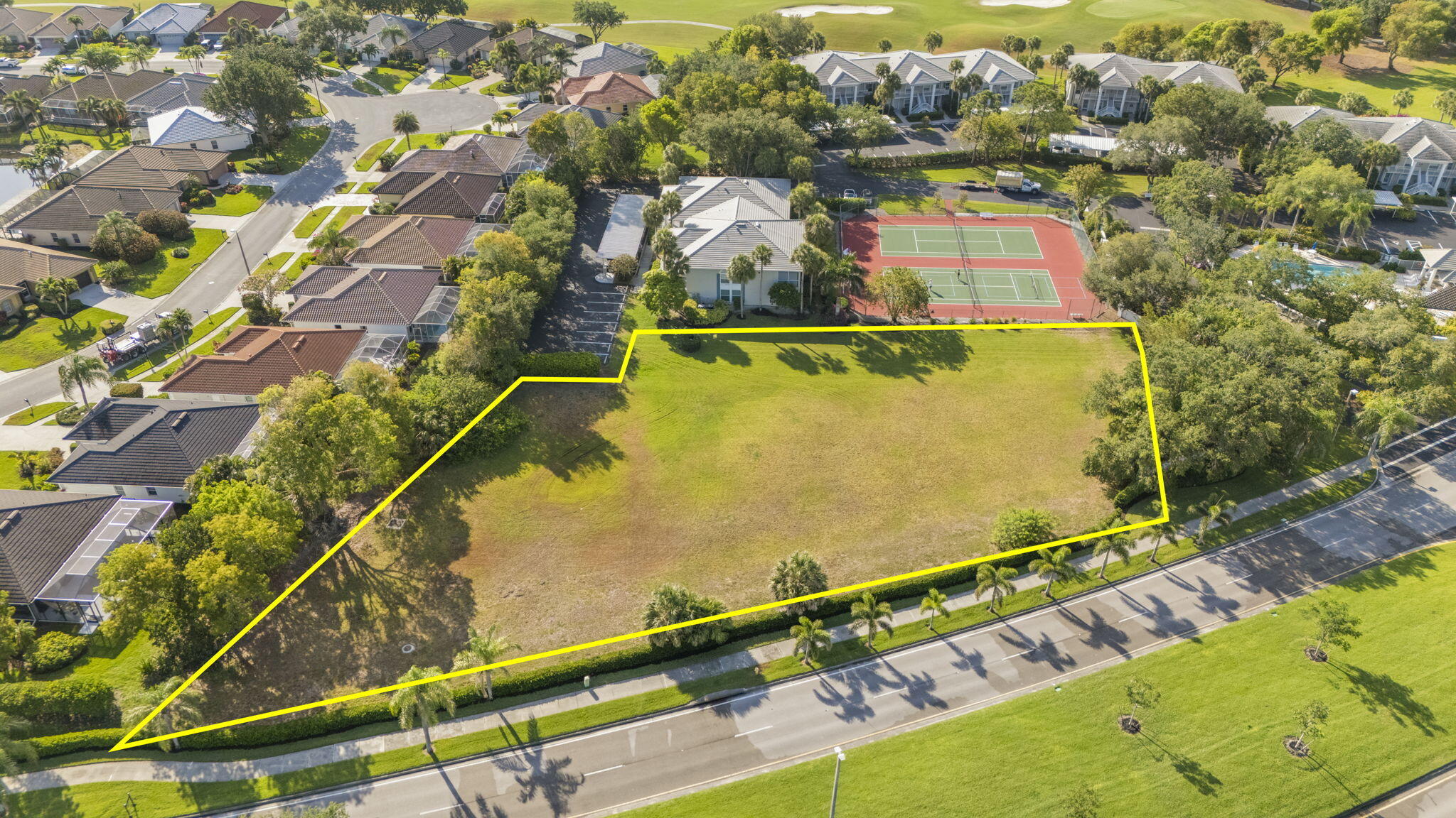 Foto de propiedad en 8151 Twelve Oaks Circle, Naples, FL 34113 Naples con MLS# 