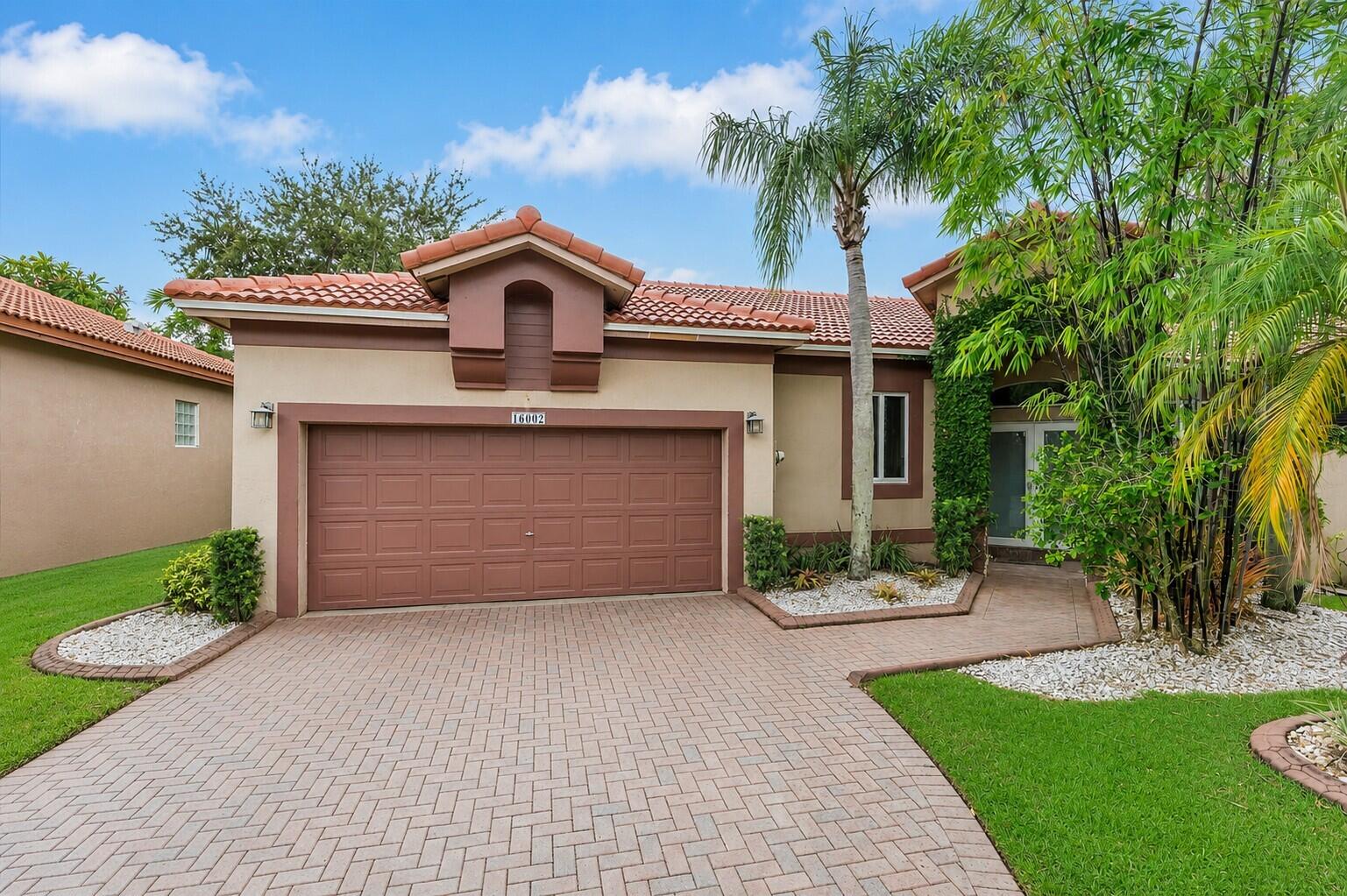 Foto de propiedad en 16007 OPAL CREEK Drive, Weston, FL 33331 Weston con MLS# 