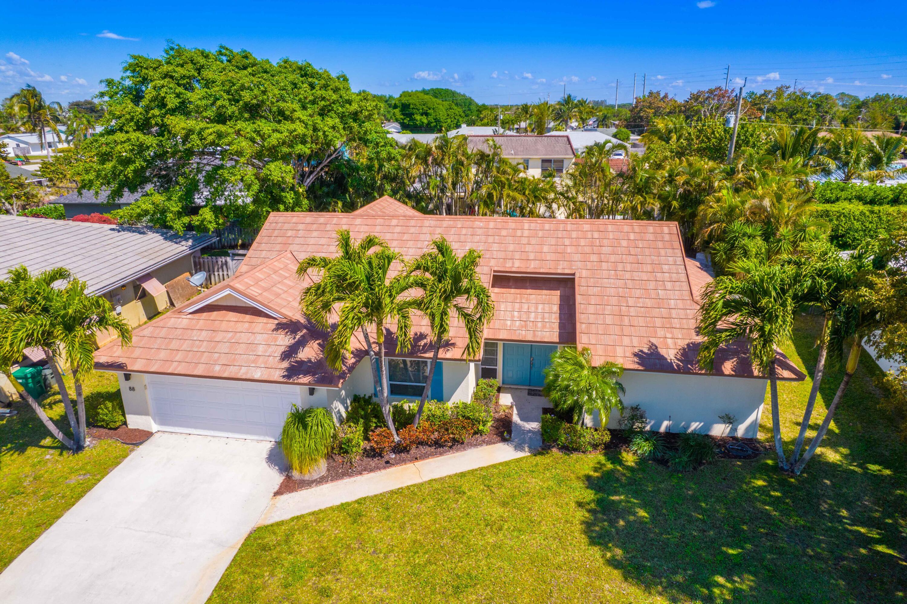 Foto de propiedad en 88 Pinehill Trail E, Tequesta, FL 33469 Tequesta con MLS# 
