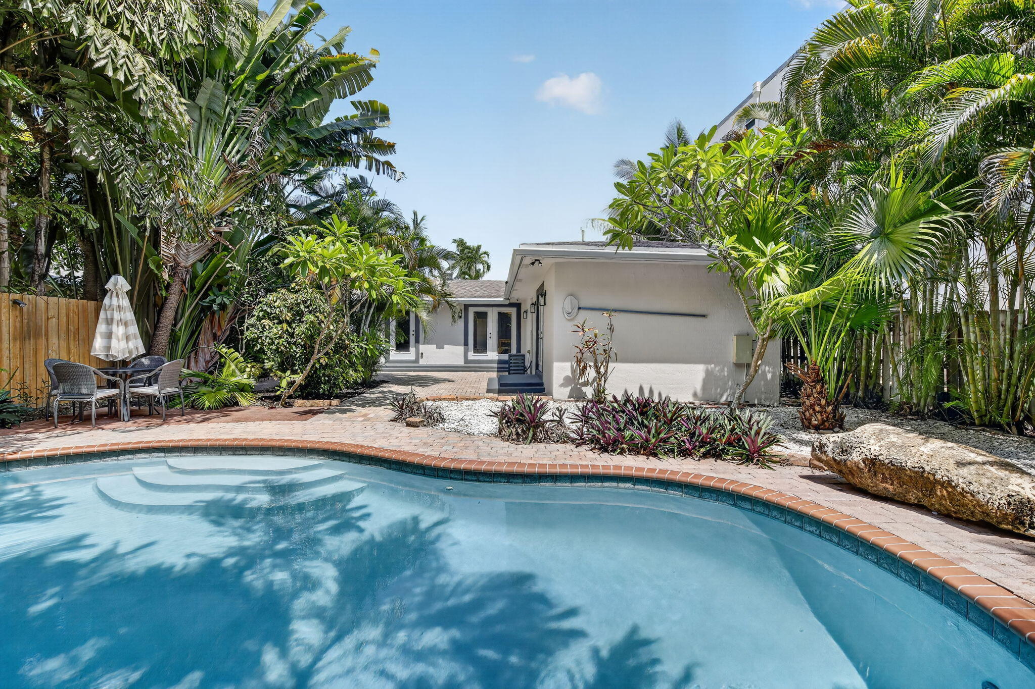 Foto de propiedad en 615 NE 13TH Avenue, Fort Lauderdale, FL 33304 Fort Lauderdale con MLS# 