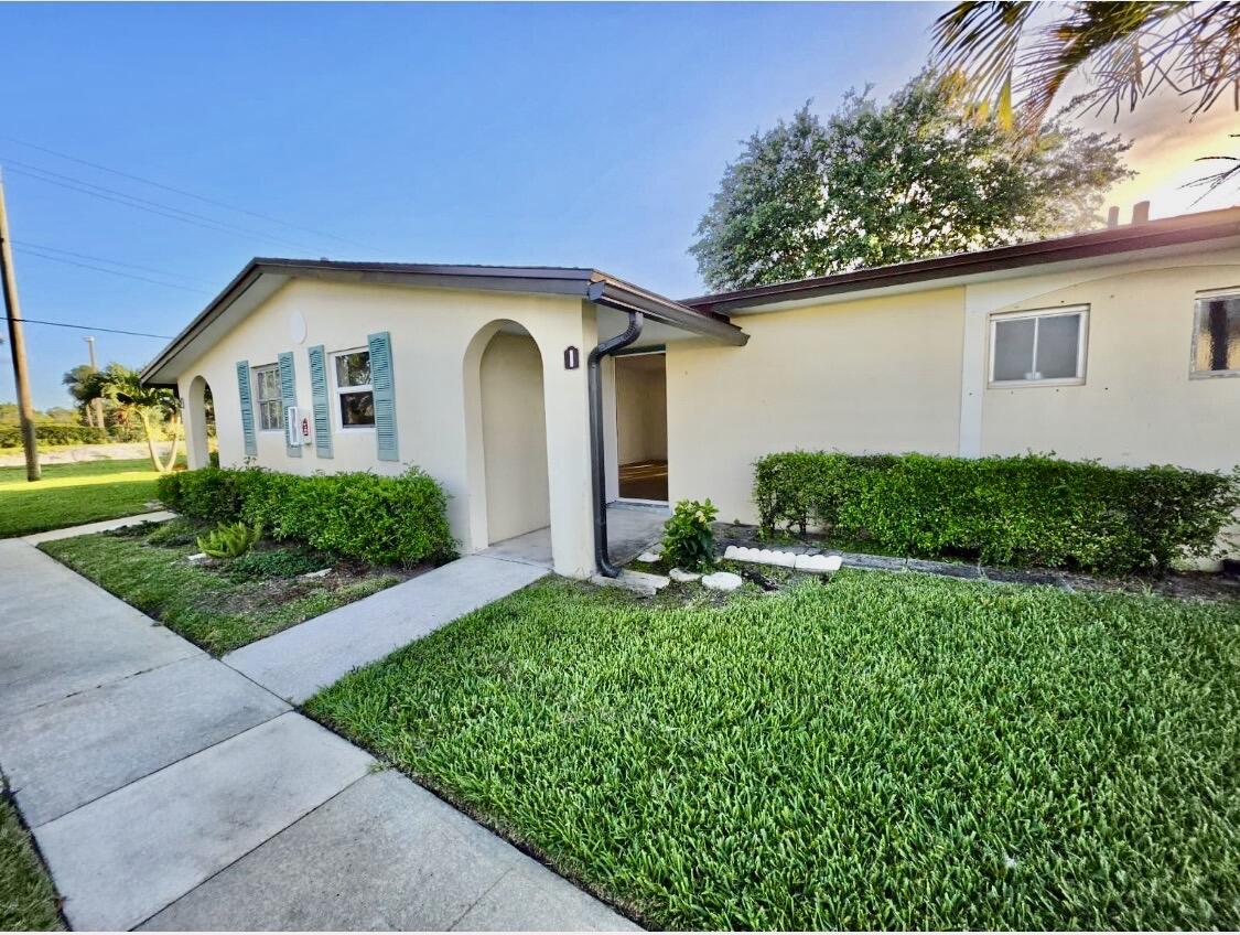 Foto de propiedad en 2965 Ashley Drive W I, West Palm Beach, FL 33415 West Palm Beach con MLS# 