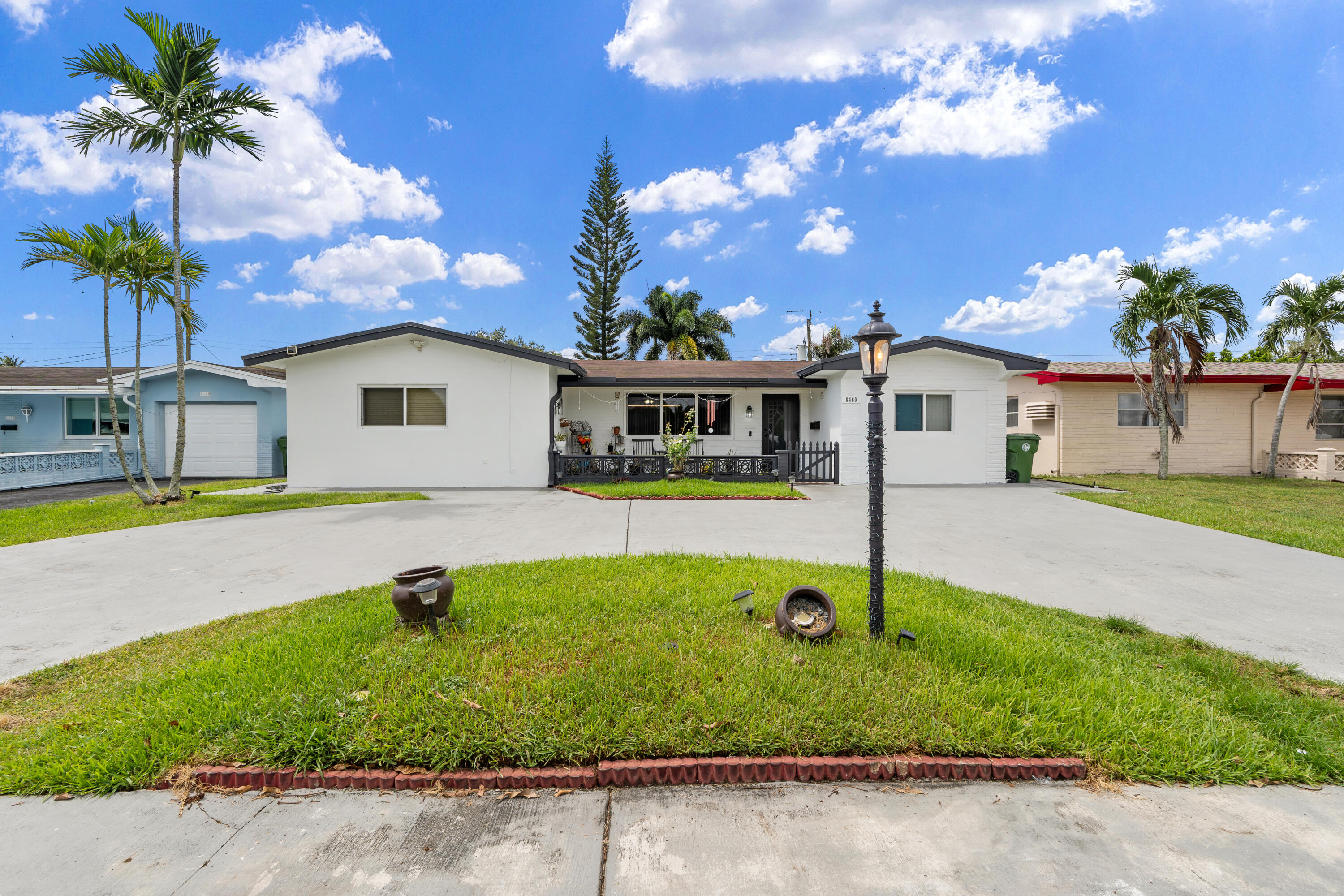 Foto de propiedad en 8460 NW 15TH Street, Pembroke Pines, FL 33024 Pembroke Pines con MLS# 