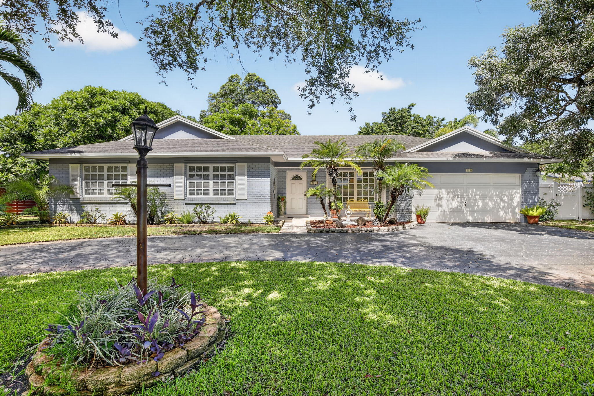 Foto de propiedad en 721 SW 59TH Avenue, Plantation, FL 33317 Plantation con MLS# 