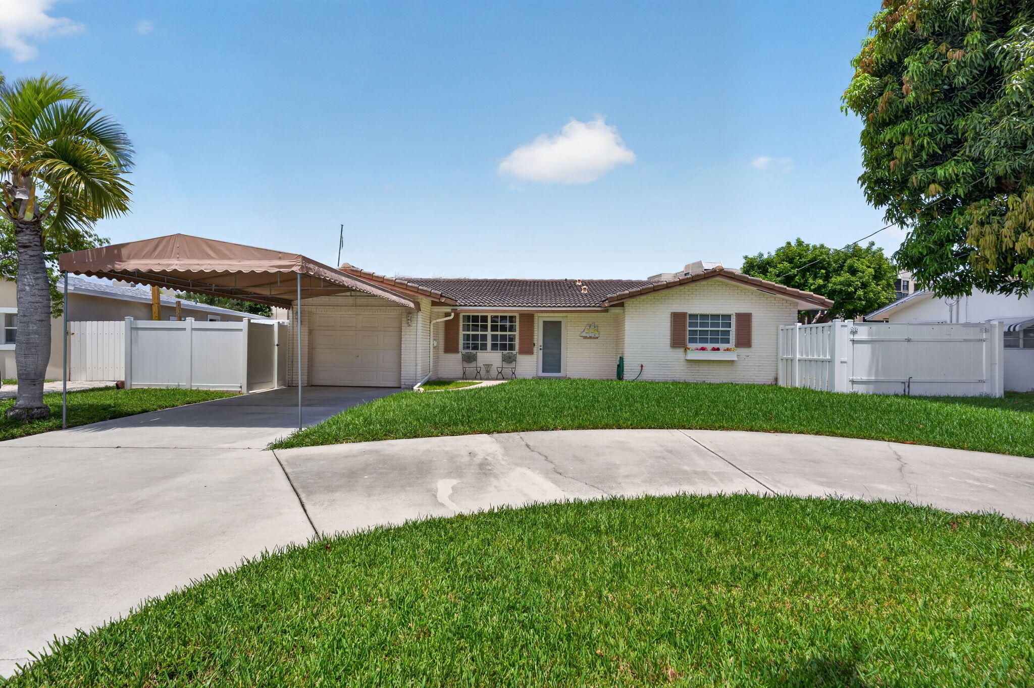 Foto de propiedad en 535 NE 8th Avenue, Deerfield Beach, FL 33441 Deerfield Beach con MLS# 