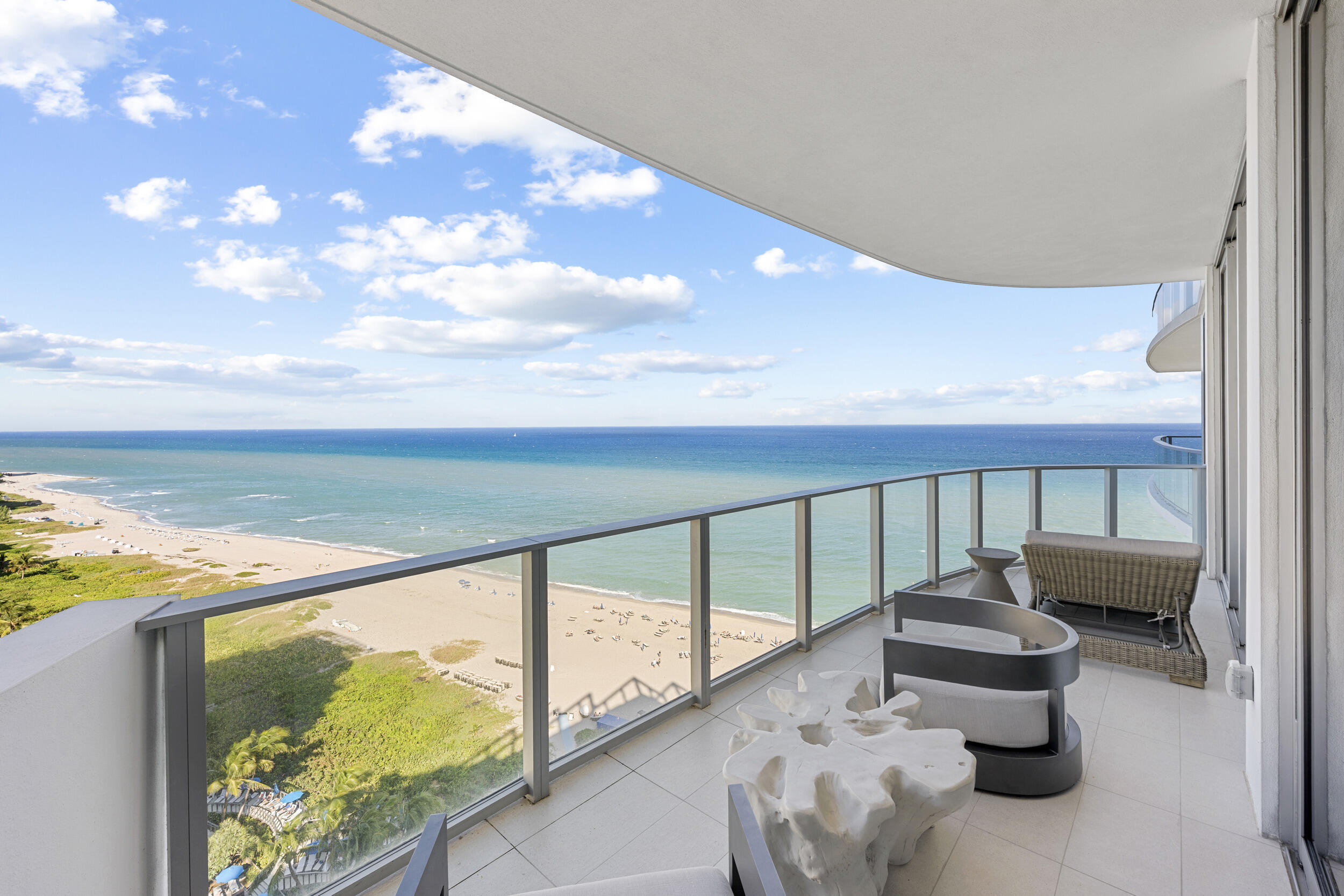 Foto de propiedad en 3100 N OCEAN Drive H-1702, Singer Island, FL 33404 Singer Island con MLS# 