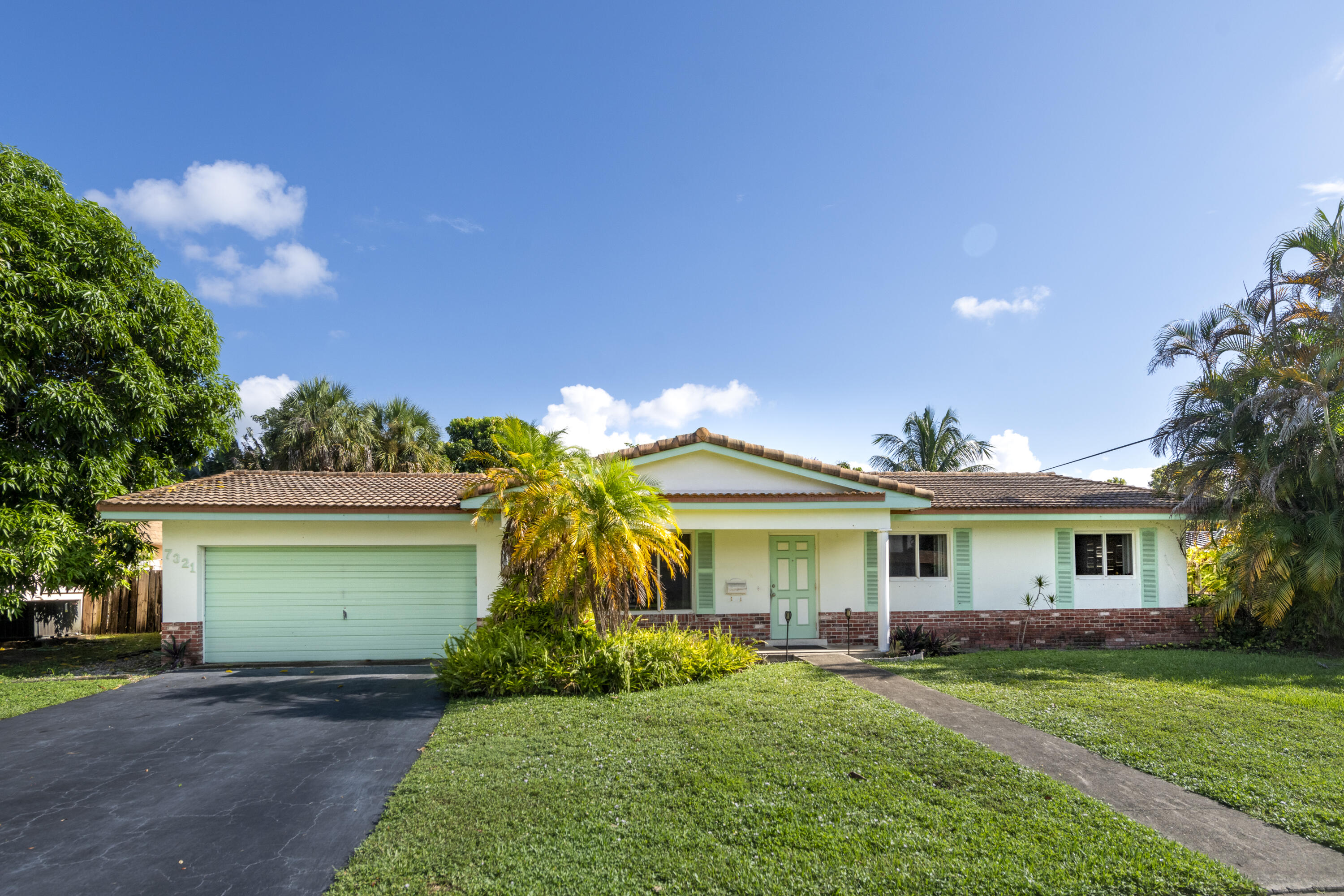 Foto de propiedad en 7321 NW 14th Street, Plantation, FL 33313 Plantation con MLS# 