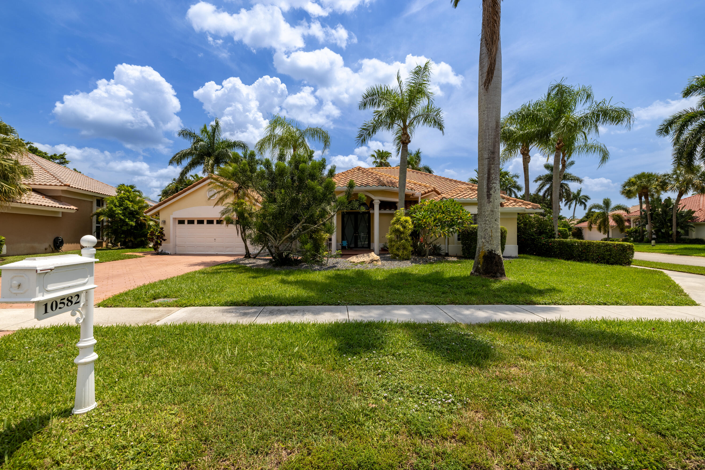 Foto de propiedad en 10582 MAPLE CHASE Drive, Boca Raton, FL 33498 Boca Raton con MLS# 