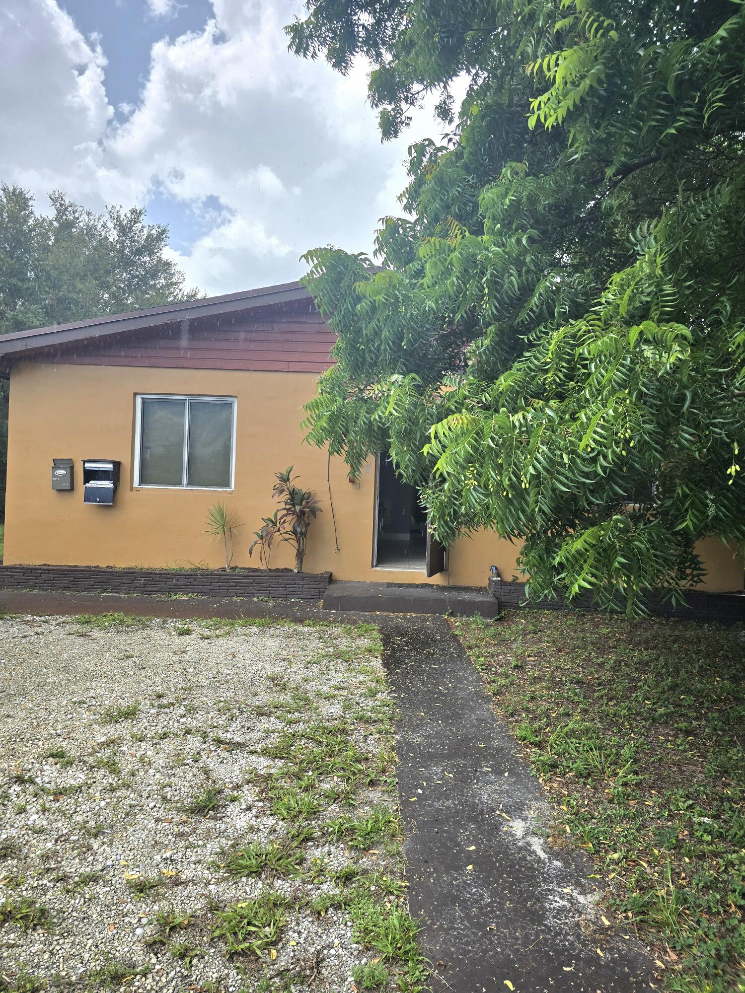 Foto de propiedad en 305 SW 14TH Street #1 FRONT, Dania Beach, FL 33004 Dania Beach con MLS# 