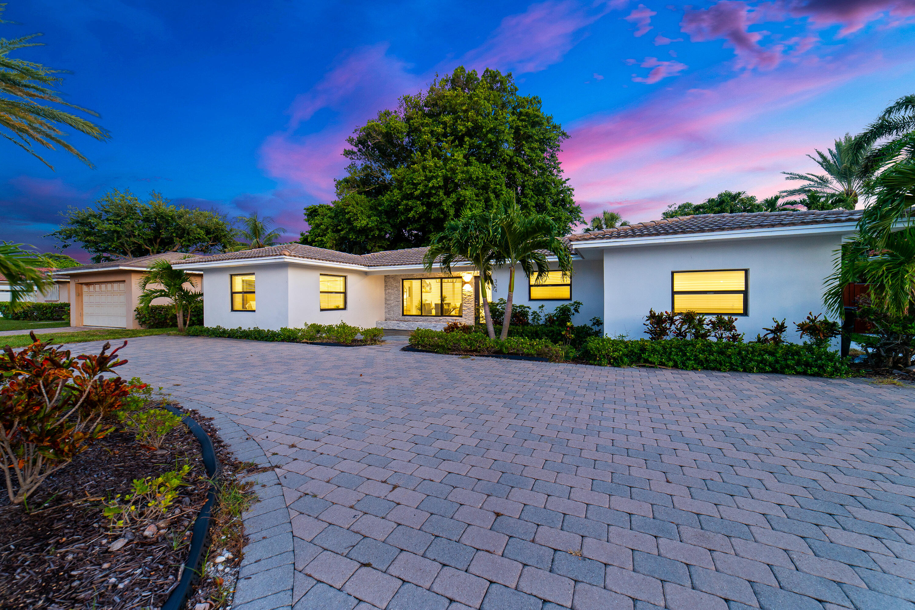 Foto de propiedad en 324 Bamboo Road, Palm Beach Shores, FL 33404 Palm Beach Shores con MLS# 