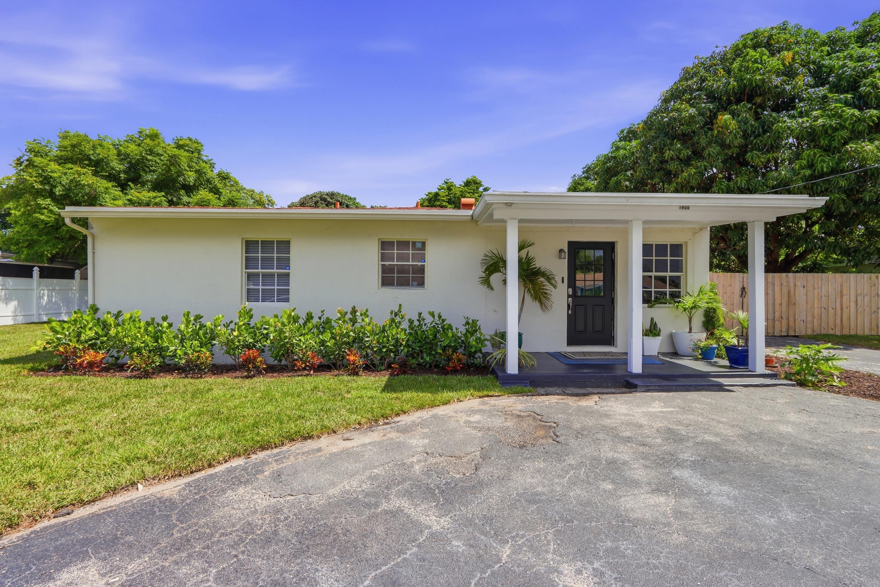Foto de propiedad en 1900 CARISSA Road, Lake Clarke Shores, FL 33406 Lake Clarke Shores con MLS# 