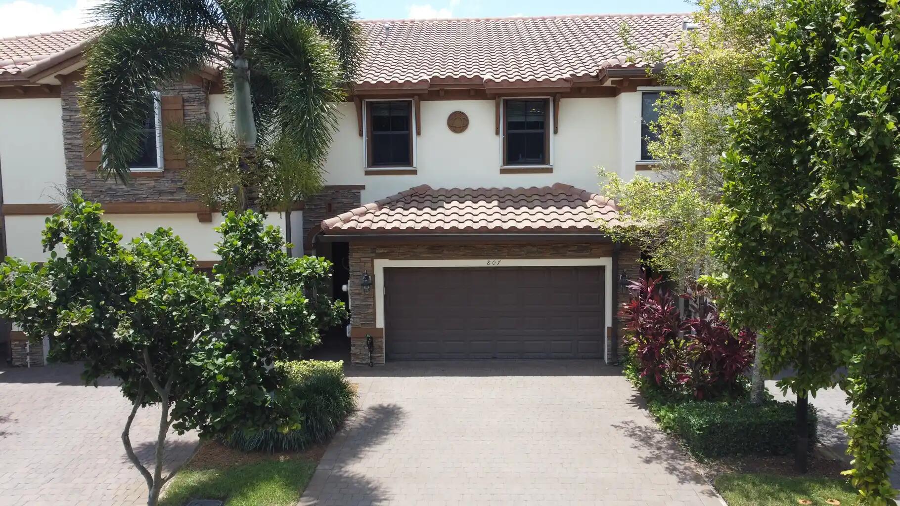 Foto de propiedad en 807 E Village Circle, Davie, FL 33325 Davie con MLS# 
