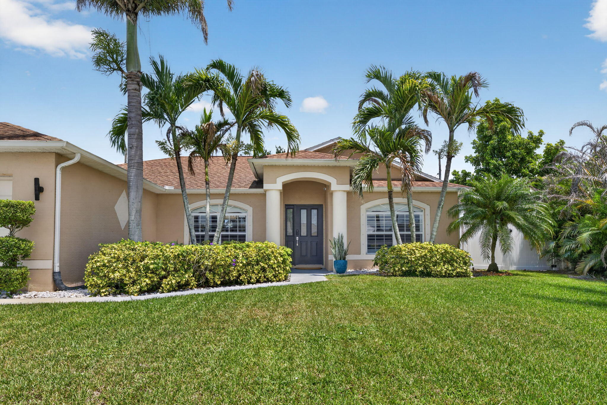 Foto de propiedad en 709 SW Jacoby Avenue, Port St. Lucie, FL 34953 Port St. Lucie con MLS# 