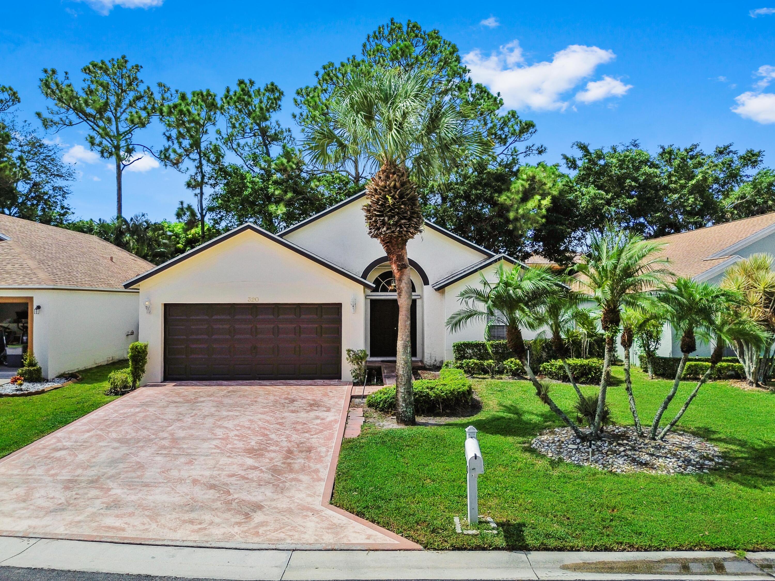 Foto de propiedad en 320 Hammocks Trail, Greenacres, FL 33413 Greenacres con MLS# 