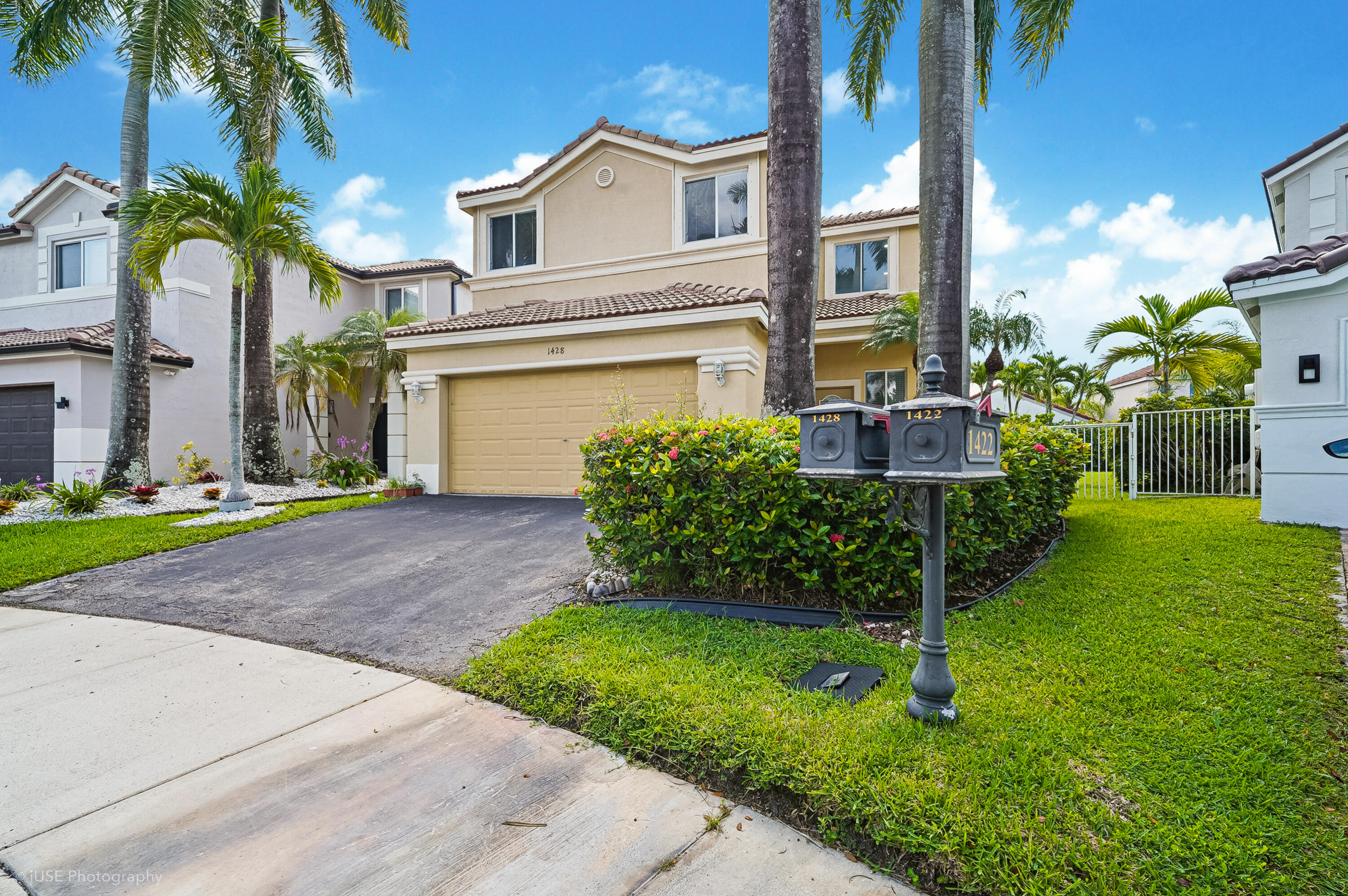 Foto de propiedad en 1428 CANARY ISLAND Drive, Weston, FL 33327 Weston con MLS# 