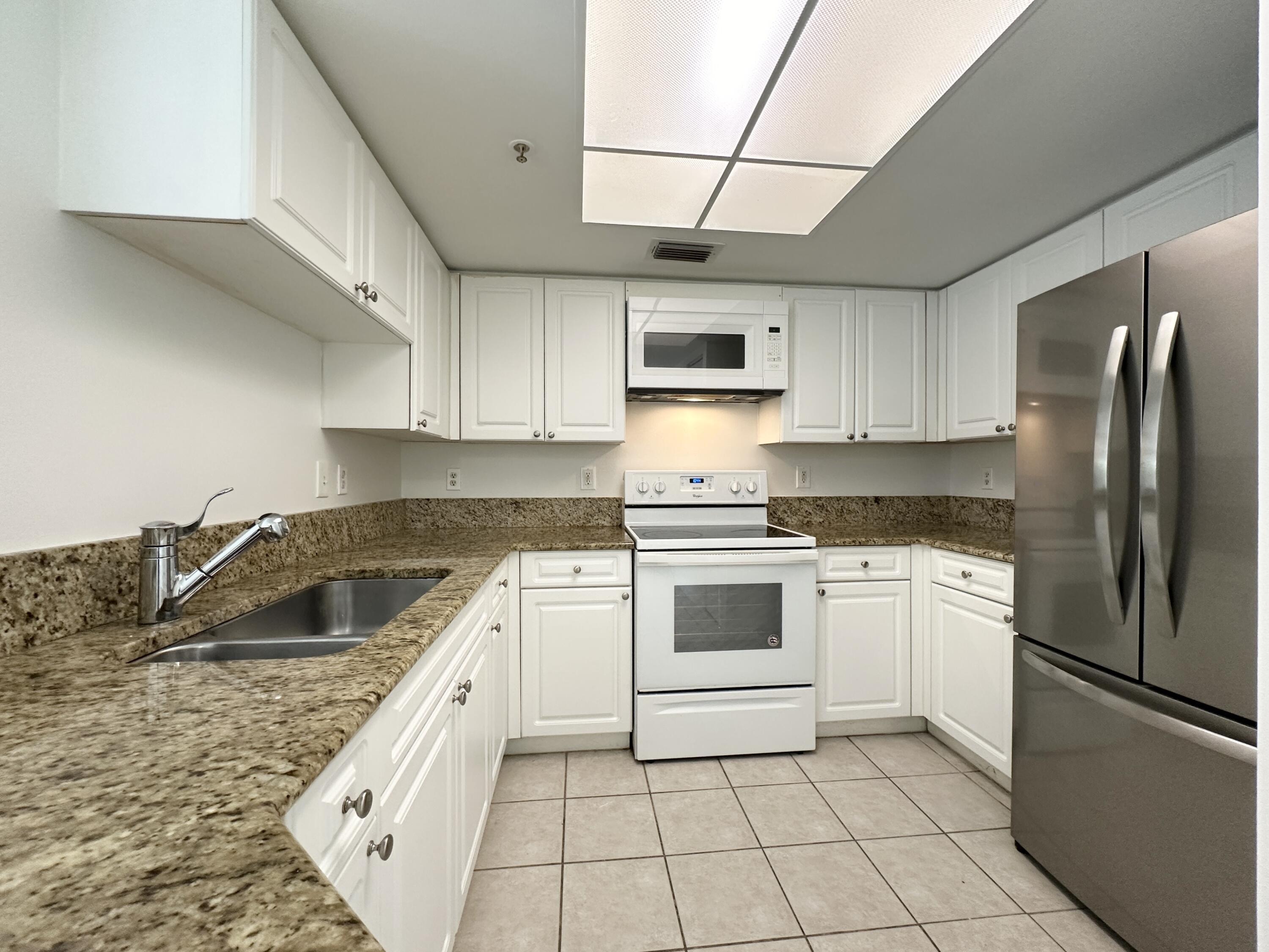 Foto de propiedad en 300 Crestwood Court N 302, Royal Palm Beach, FL 33411 Royal Palm Beach con MLS# 