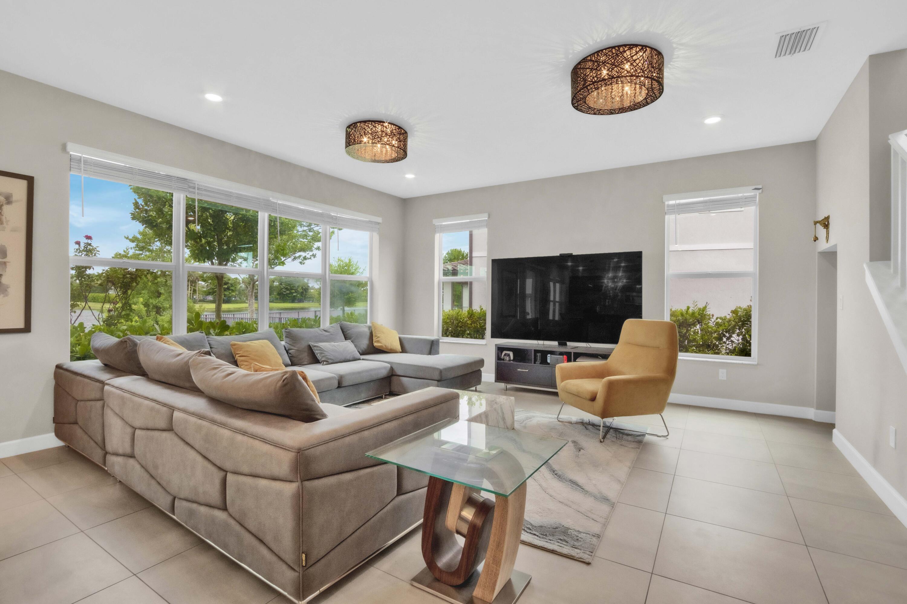 Foto de propiedad en 1304 Whitcombe Drive, Royal Palm Beach, FL 33411 Royal Palm Beach con MLS# 