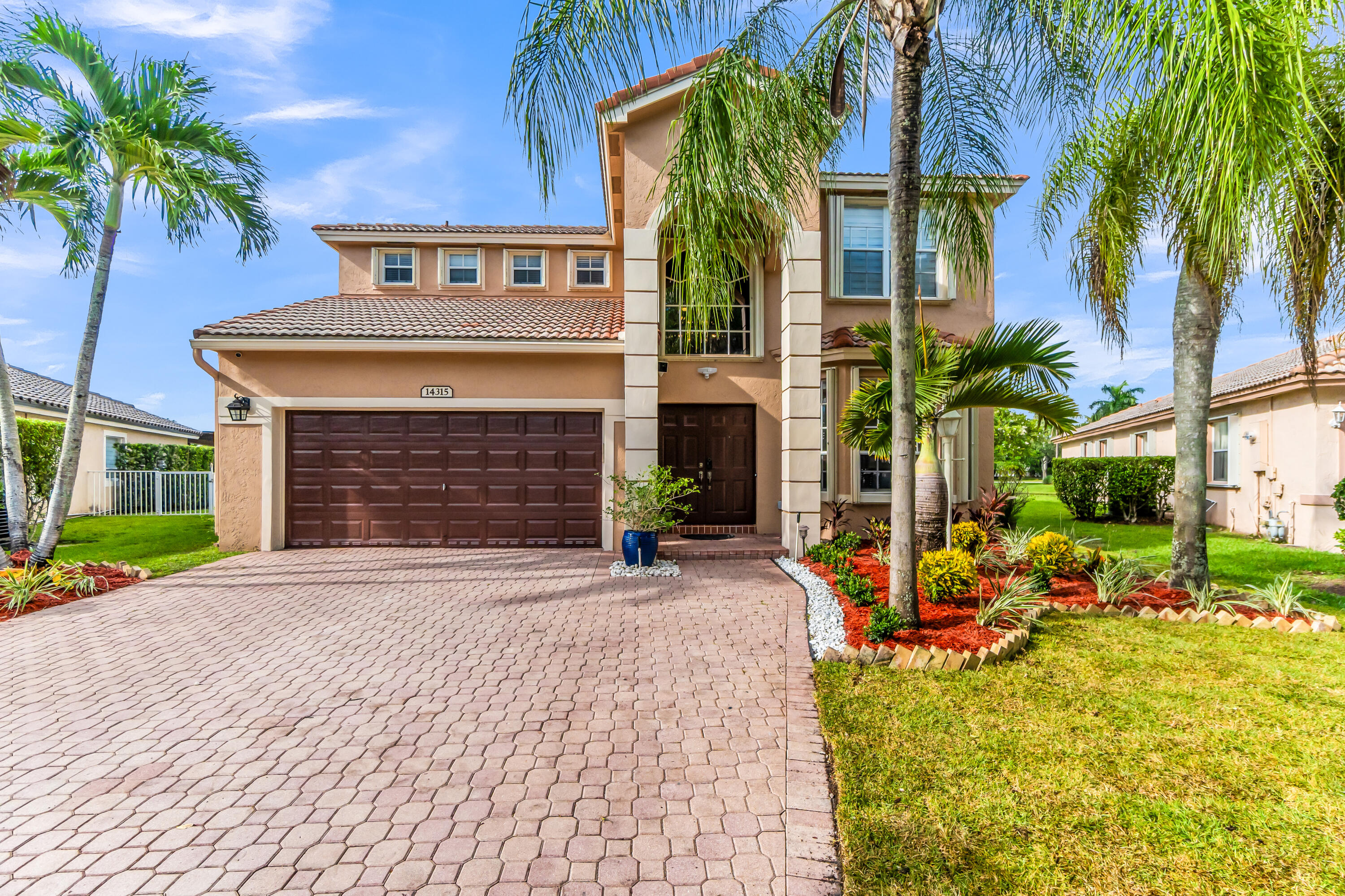 Foto de propiedad en 14315 NW 16TH Court, Pembroke Pines, FL 33028 Pembroke Pines con MLS# 